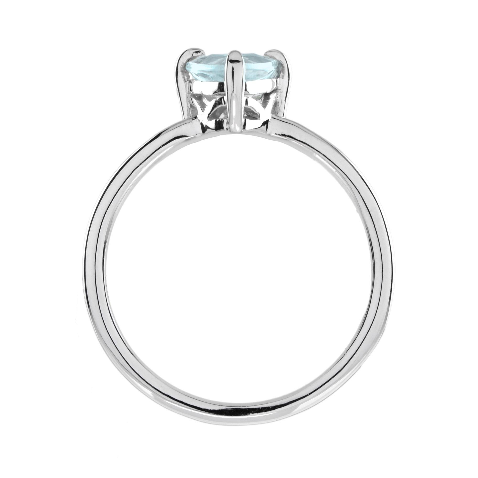 Mia Verlobungsring aus 9 Karat Weißgold mit Aquamarin im Trillionschliff und Solitär 3