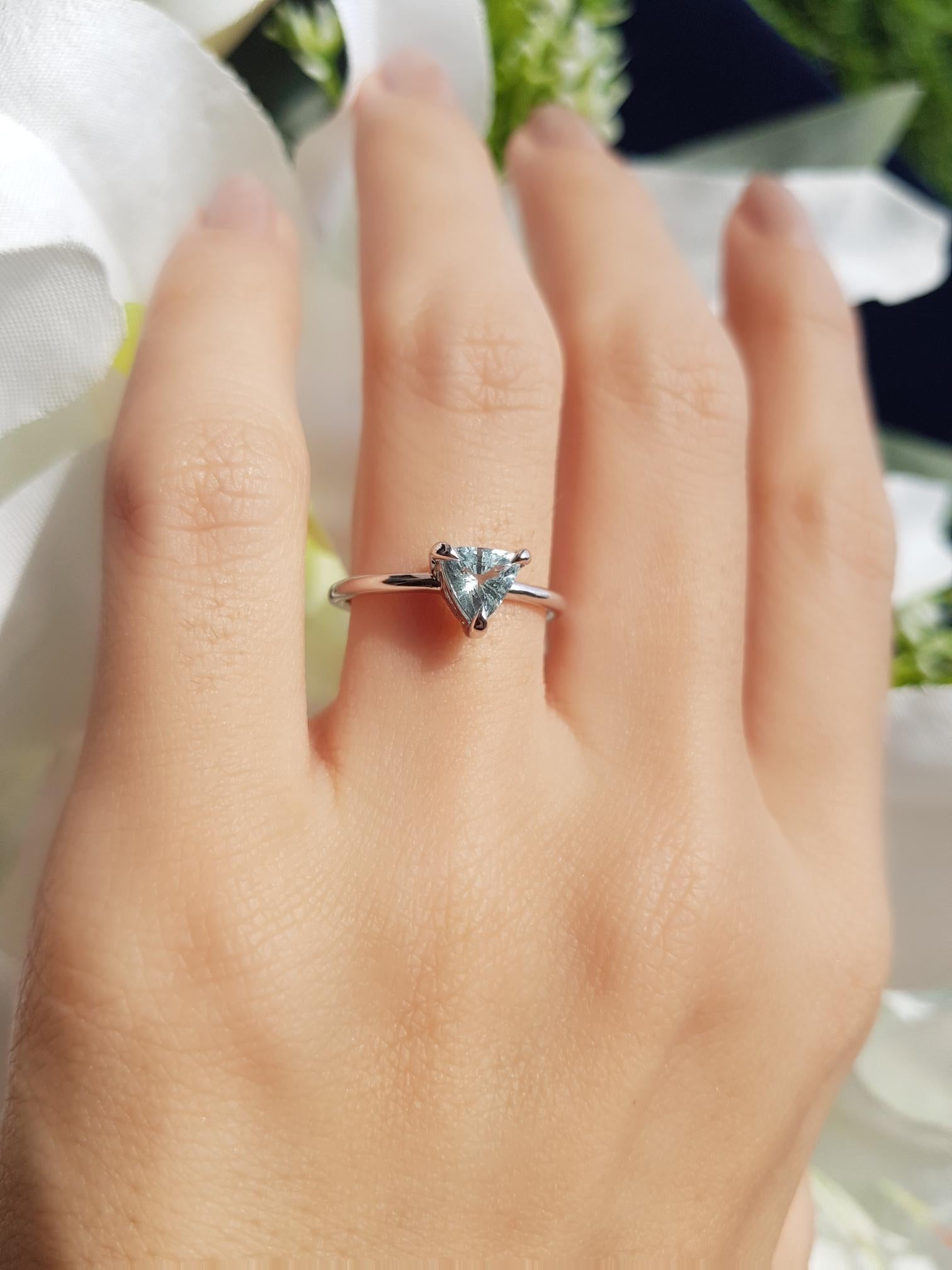 Mia Verlobungsring aus 9 Karat Weißgold mit Aquamarin im Trillionschliff und Solitär 6