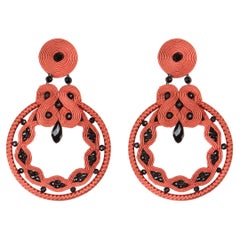 Miabril Koralle & Jet Soutache Ohrringe mit Seiden-Viskose-, Perlen- und Silberverschluss