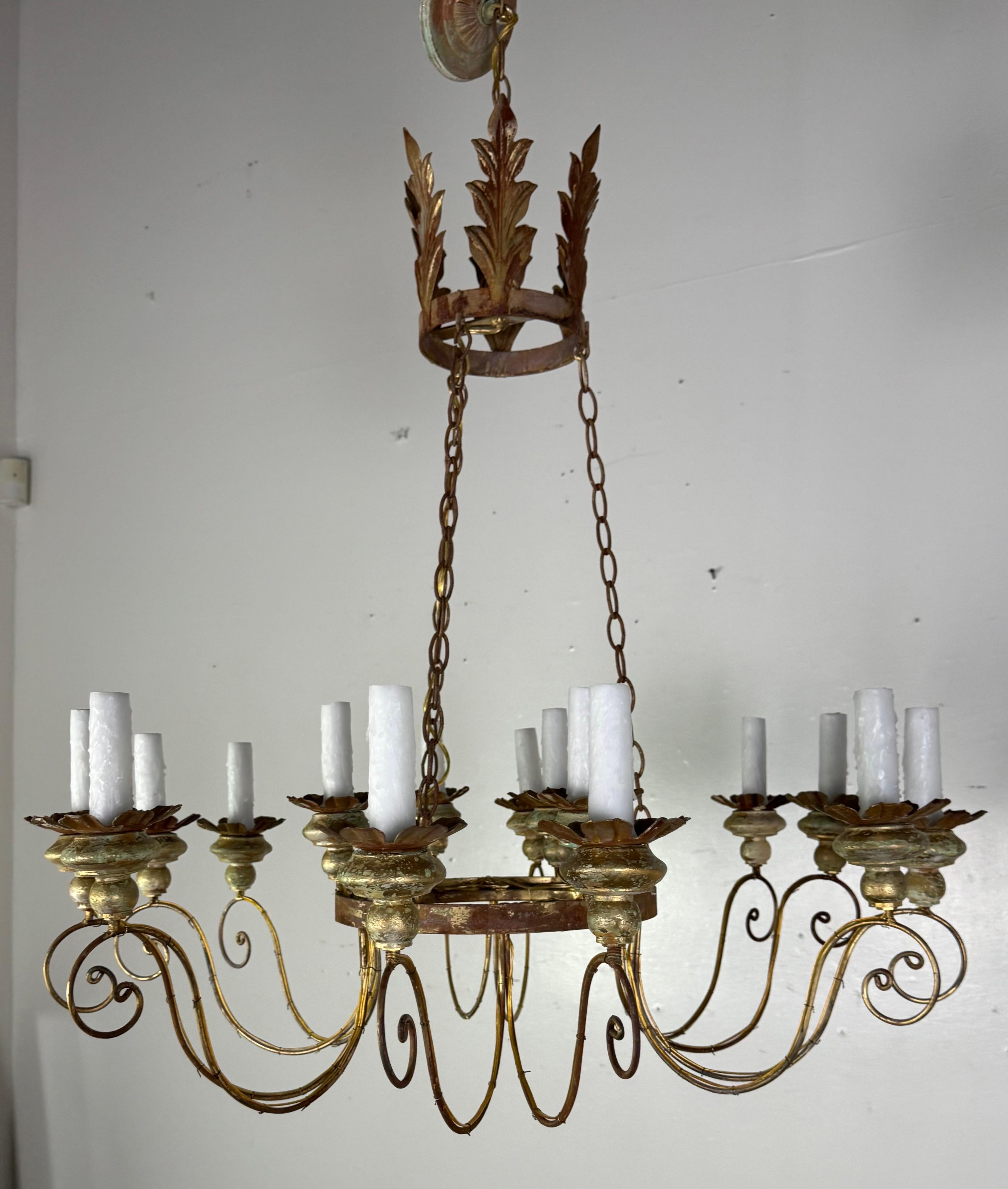 Ce magnifique lustre à douze lumières, conçu et fabriqué par Miamar Home à Los Angeles, capture le charme intemporel des luminaires anciens en fer forgé italien tout en offrant la fiabilité de l'artisanat contemporain.

Chaque pièce est