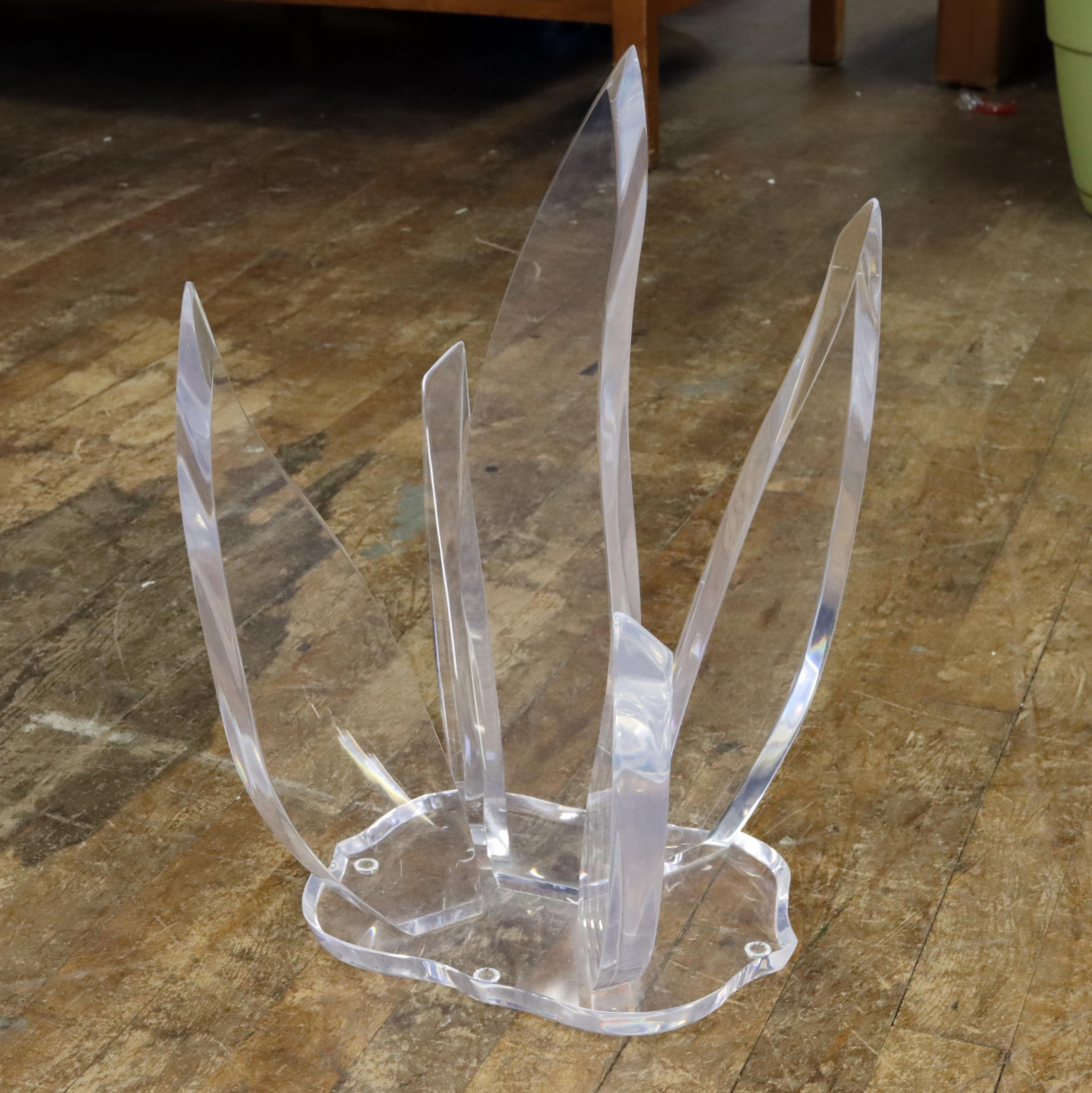 A beautiful clear lucite flame style sculpture by Miami Acrylics. In great condition with no breaks or major wear. A great vintage piece.

Measures 18 1/2” tall x 10” x 12”.