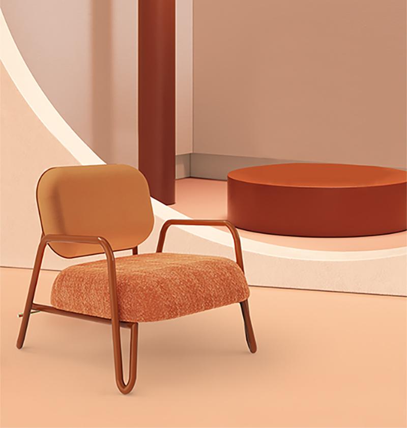 Der ikonische Sessel Miami verbindet klare Linien mit einer weichen Polsterung zu einem mühelosen modernen Klassiker, der perfekt proportioniert ist. Hier mit einer Rückenlehne aus orangefarbenem Kunstleder und einem Sitz aus strukturiertem