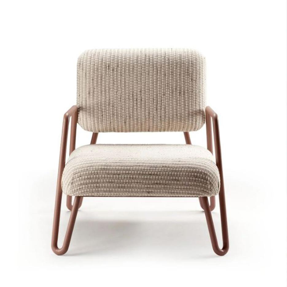 Der ikonische Sessel Miami verbindet klare Linien mit einer weichen Polsterung zu einem mühelos modernen und perfekt proportionierten Klassiker. Hier mit einer Rückenlehne aus orangefarbenem Kunstleder und einem Sitz aus strukturiertem