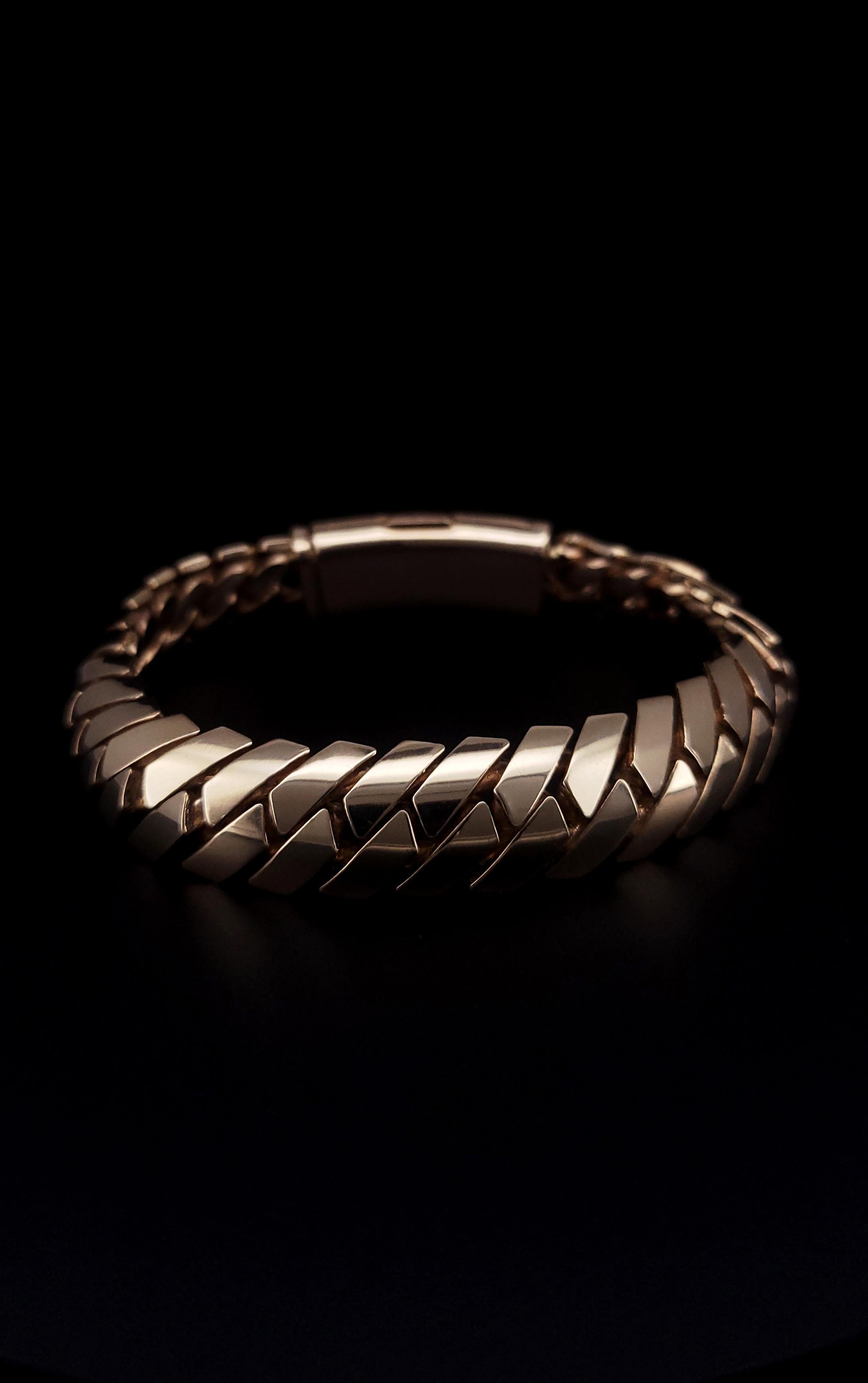 BRACELET MIAMI CUBAIN EN OR JAUNE 14K

Type : Chaîne cubaine de Miami
Métal : Or jaune 14k massif
Longueur : 9.5
