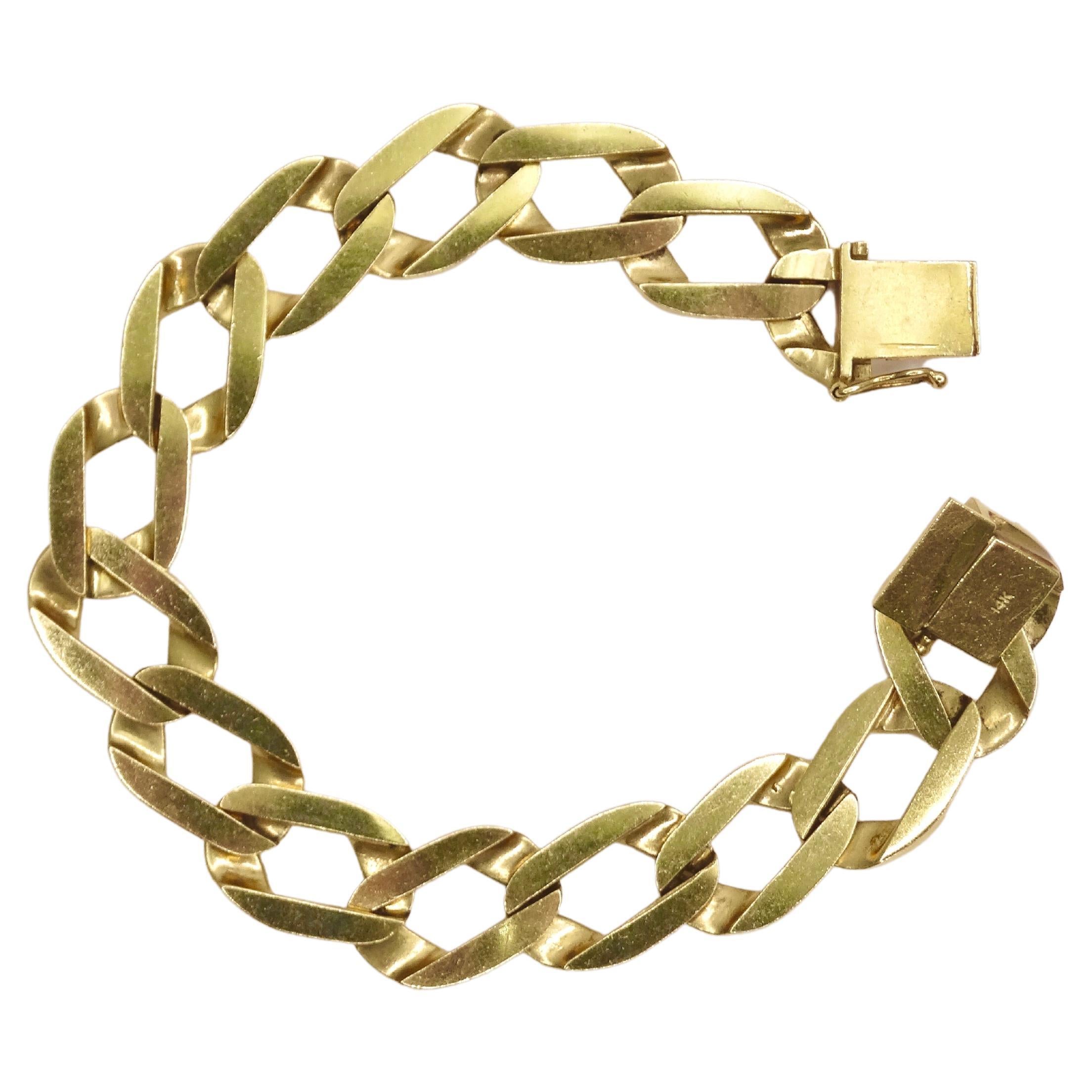 Ein schweres Miami Cuban Link Bracelet, große goldene Glieder schmücken Ihr Handgelenk und geben Ihrem ganzen Look eine Kante circa 1980er Jahre. Hergestellt aus 14-karätigem Gold, das ein Leben lang halten wird. Tragen Sie dazu ein grafisches
