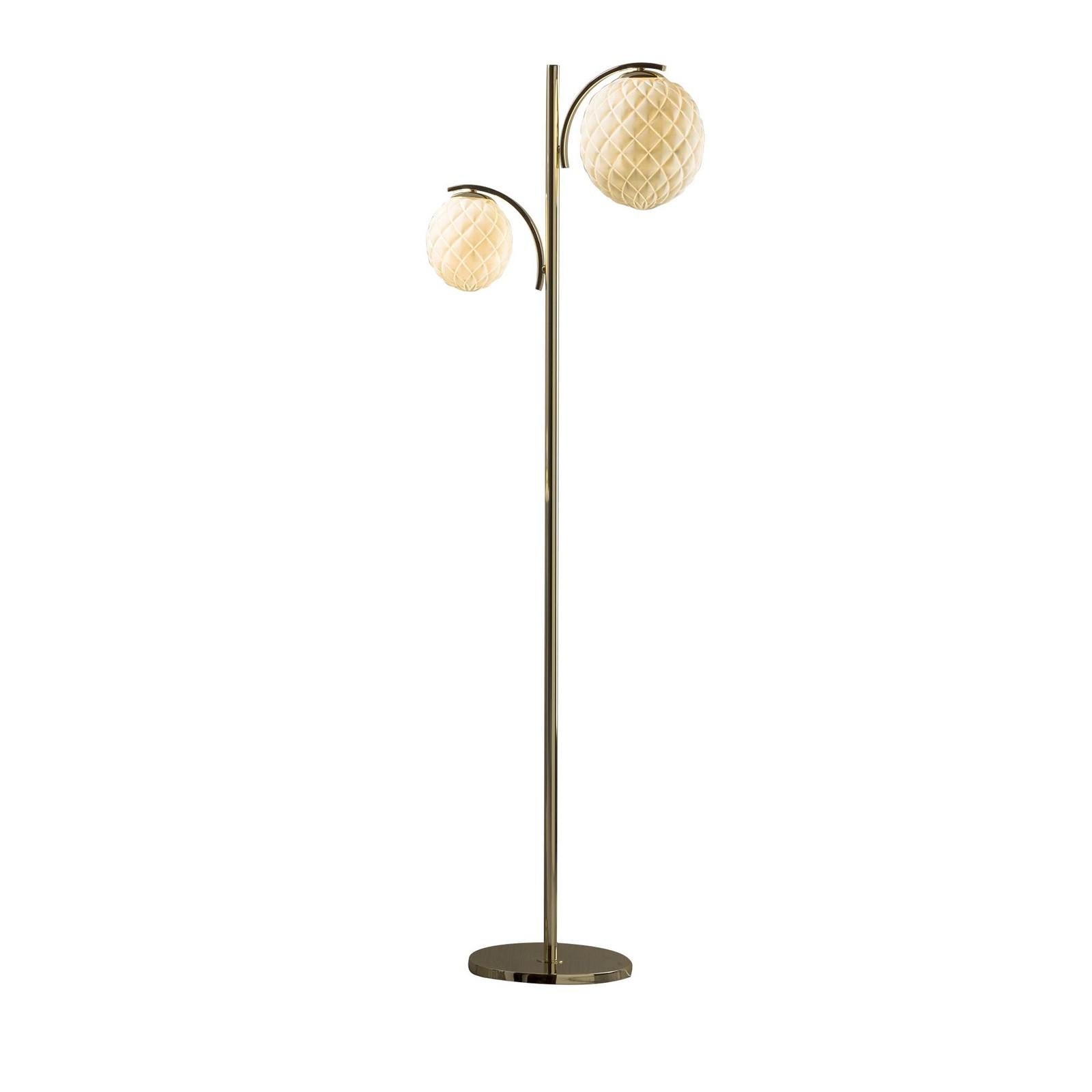 A delicate interplay of volumes and textures catches the eye in this magnificent floor lamp that creates a mesmerizing ambiance light in any room in the house. The structure in brass with a round base and elongated stem opens up at the top in two