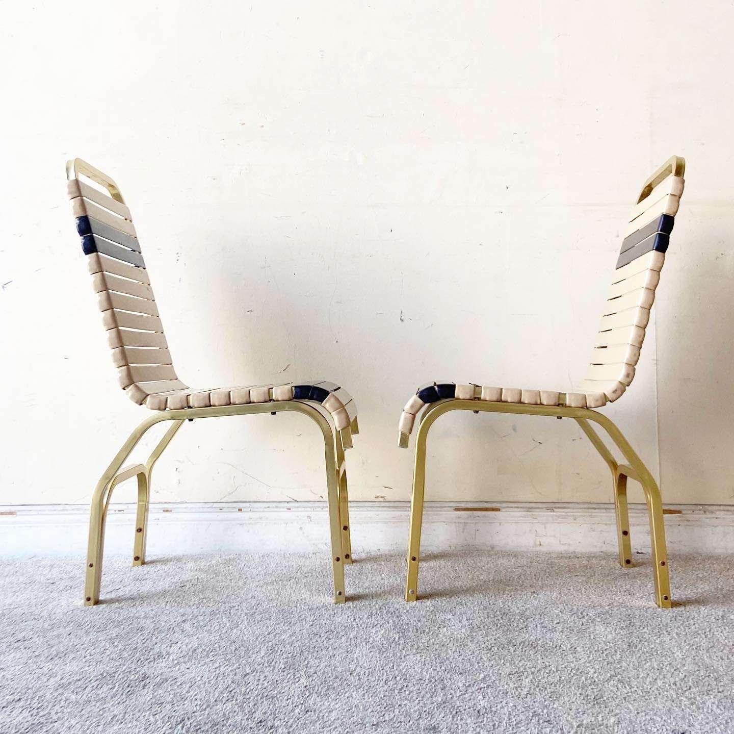 Miami Gold Beige & Blau Metall Poolside Stühle und Tisch - 3 Pieces (amerikanisch) im Angebot