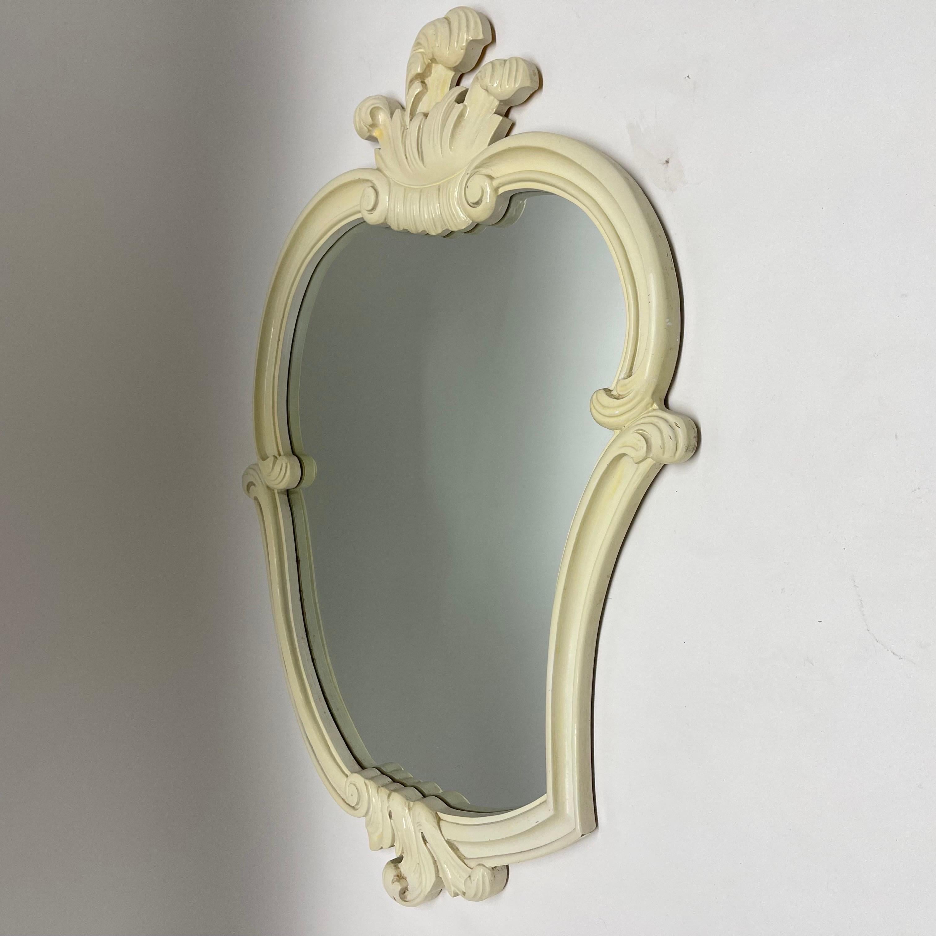 Rare et exceptionnel miroir Régence MiMo moderne du milieu du siècle. Rendu en résine composite avec des formes fantaisistes des beaux-arts, des motifs de volutes et de plumes. Conçu par Morris Lapidus pour l'hôtel Eden Roc, Miami Beach, FL, Circa