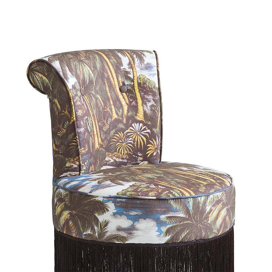 Chaise Style Miami avec structure en bois massif,
rembourré et recouvert de 100% coton 
tissu avec dessin de palmiers. Avec l'original noir 
franges le long des bords. Fabriquées en Italie.