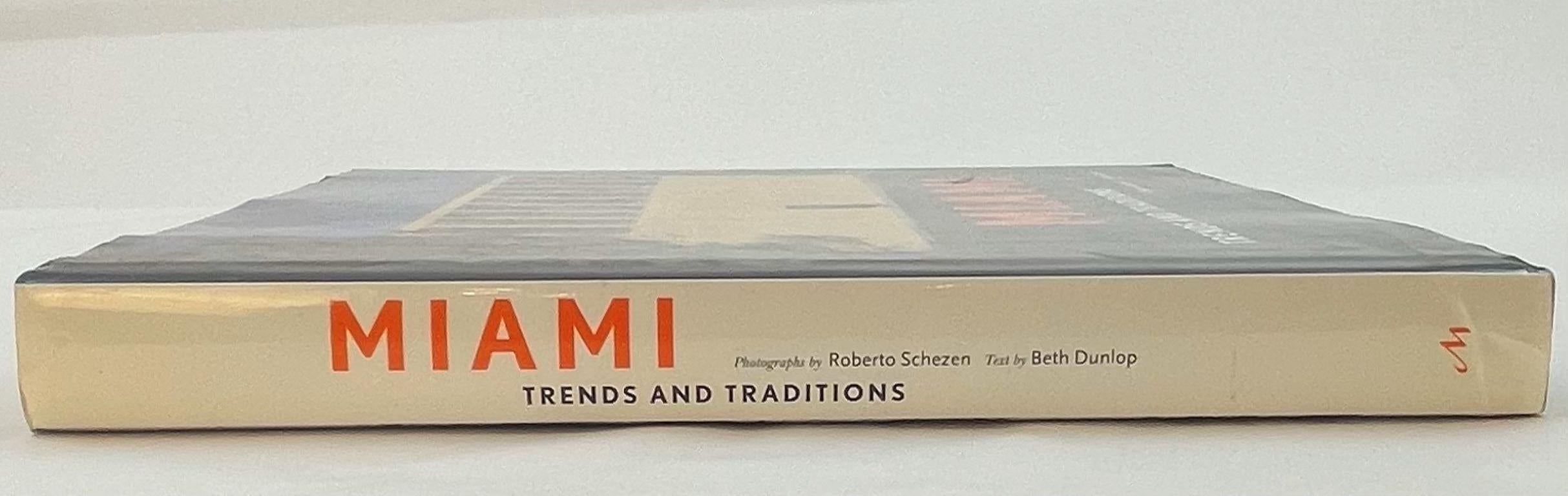 Miami: Trends and Traditions Libro con copertina rigida di Beth Dunlop e Roberto Schezen.Miami: Miami: Trends and Traditions è il primo volume di una serie di libri che documentano gli interni architettonici e le case più importanti, sia quelle più