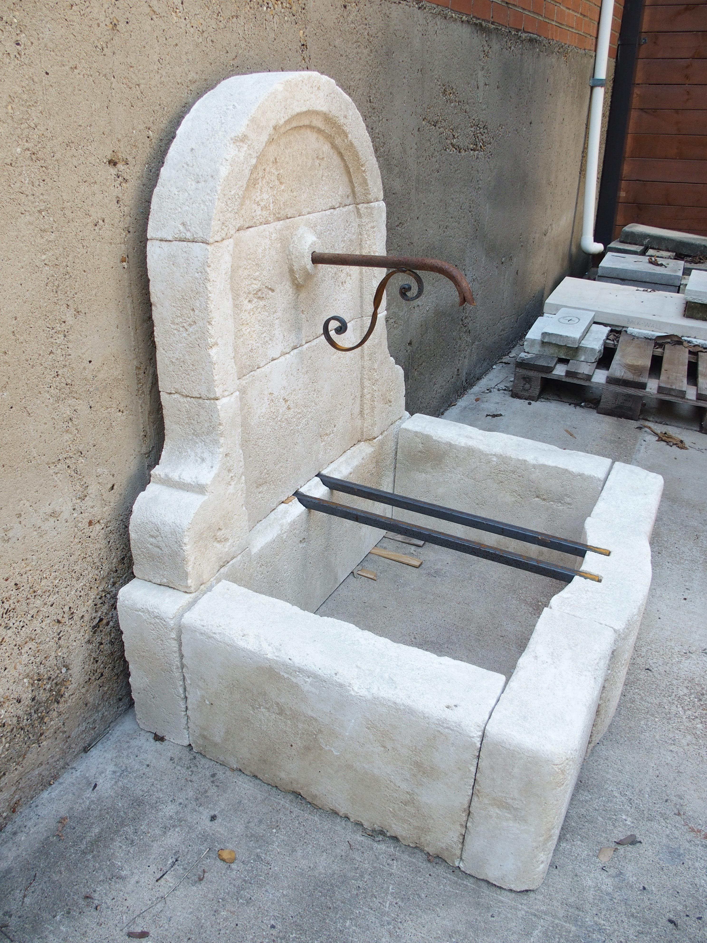 Mians, piccola fontana a muro ad arco in pietra calcarea proveniente dalla Provenza, Francia in vendita 7