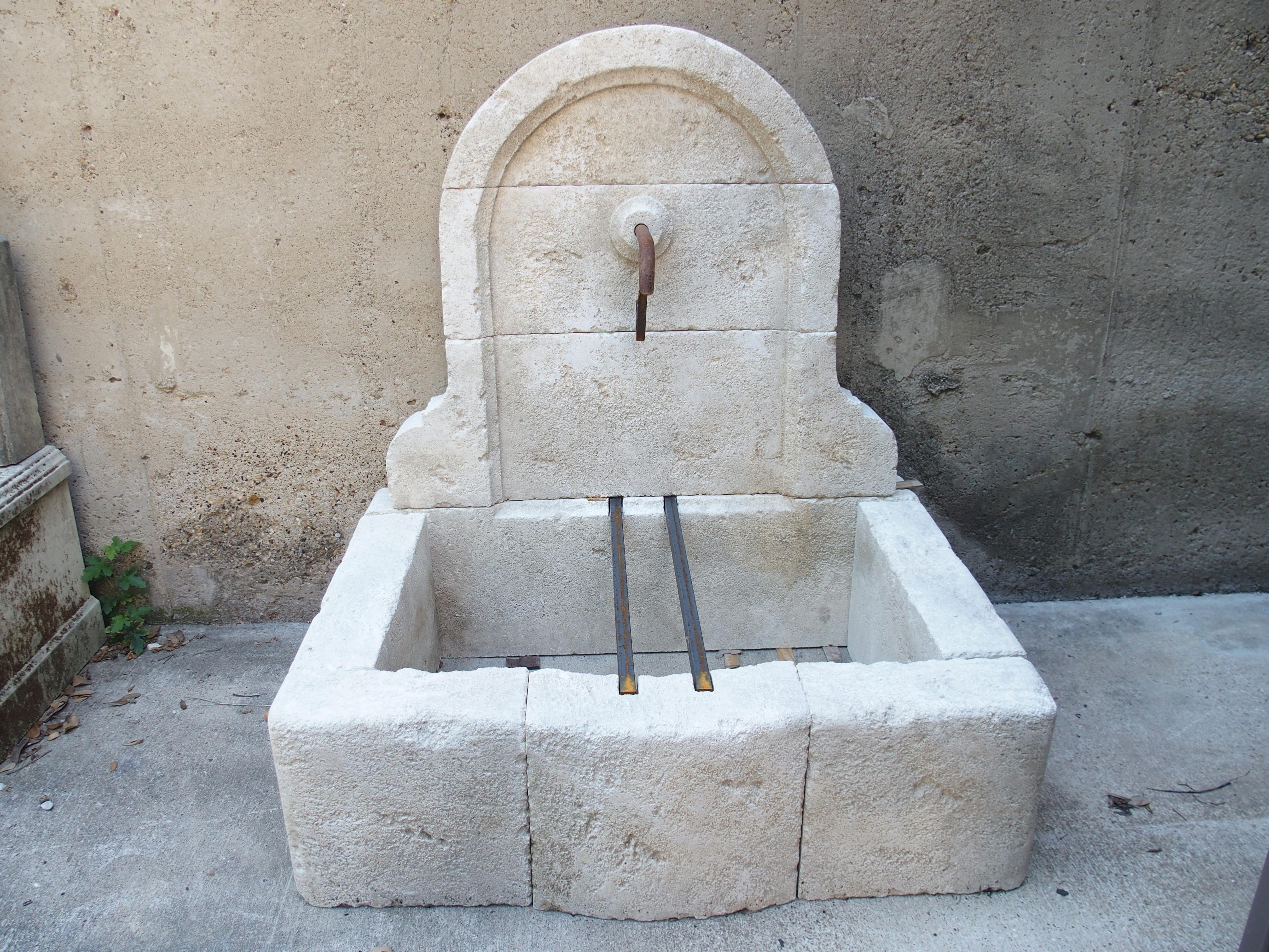 Mians, piccola fontana a muro ad arco in pietra calcarea proveniente dalla Provenza, Francia in vendita 8