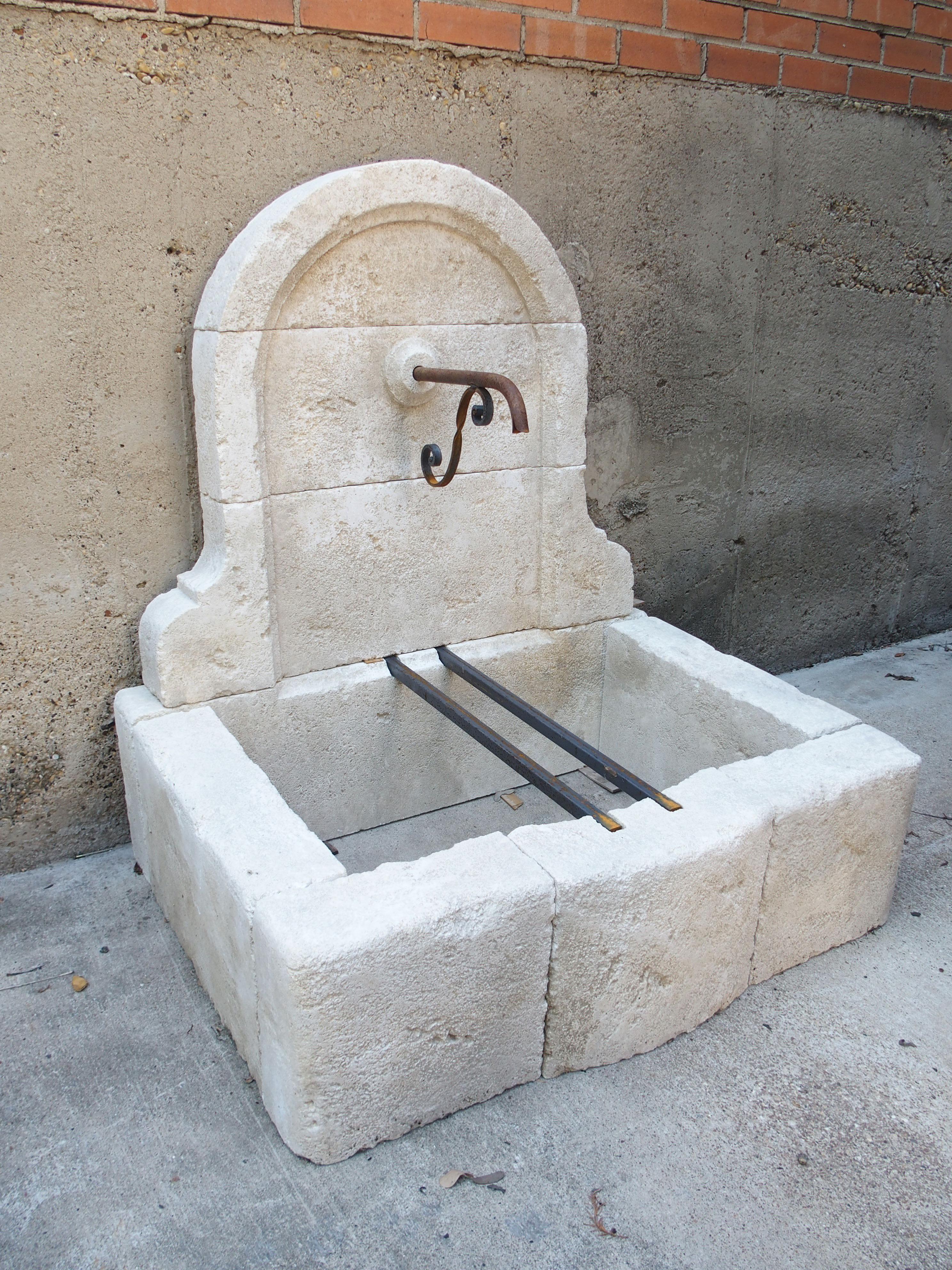 Mians, piccola fontana a muro ad arco in pietra calcarea proveniente dalla Provenza, Francia in vendita 9