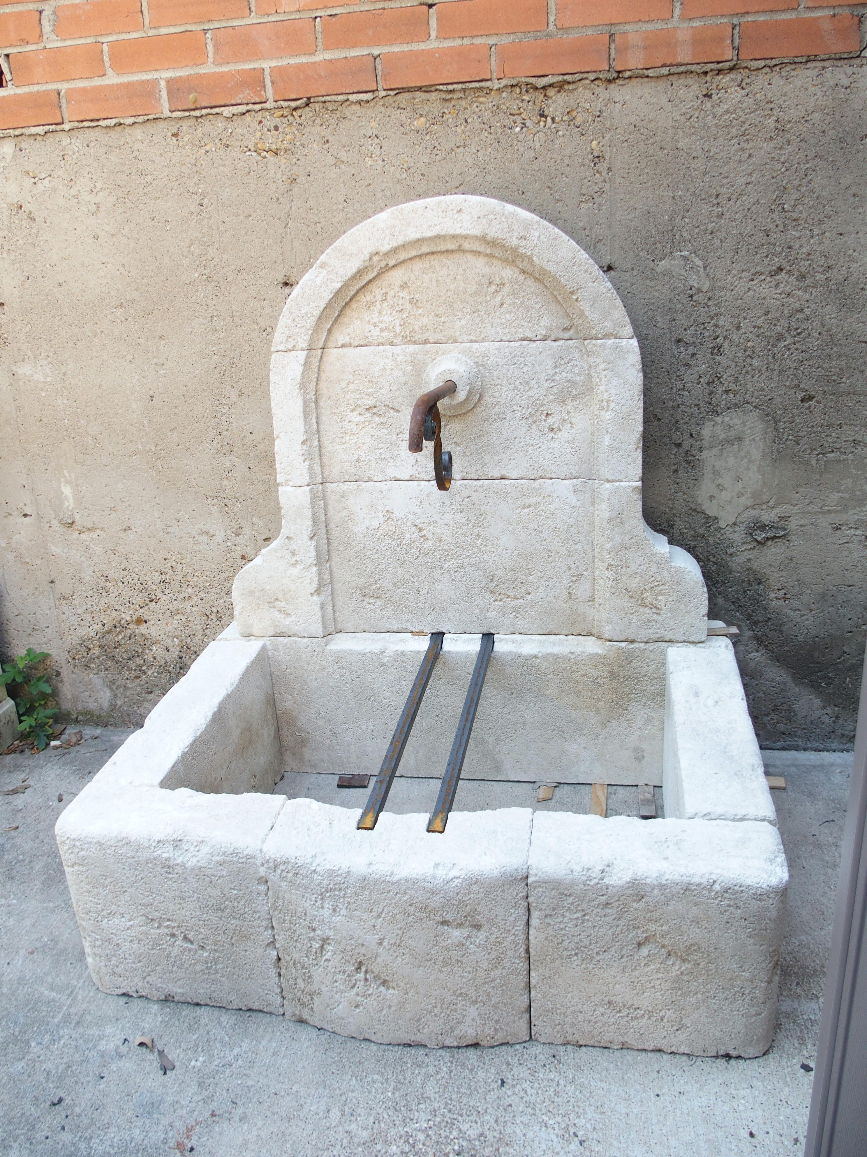 Ulteriori informazioni in arrivo...

Composta da nove pezzi di pietra calcarea Estaillade scolpita a mano e proveniente dalla Provenza, in Francia, questa piccola fontana a muro ha una parete posteriore ad arco alto con una spessa modanatura