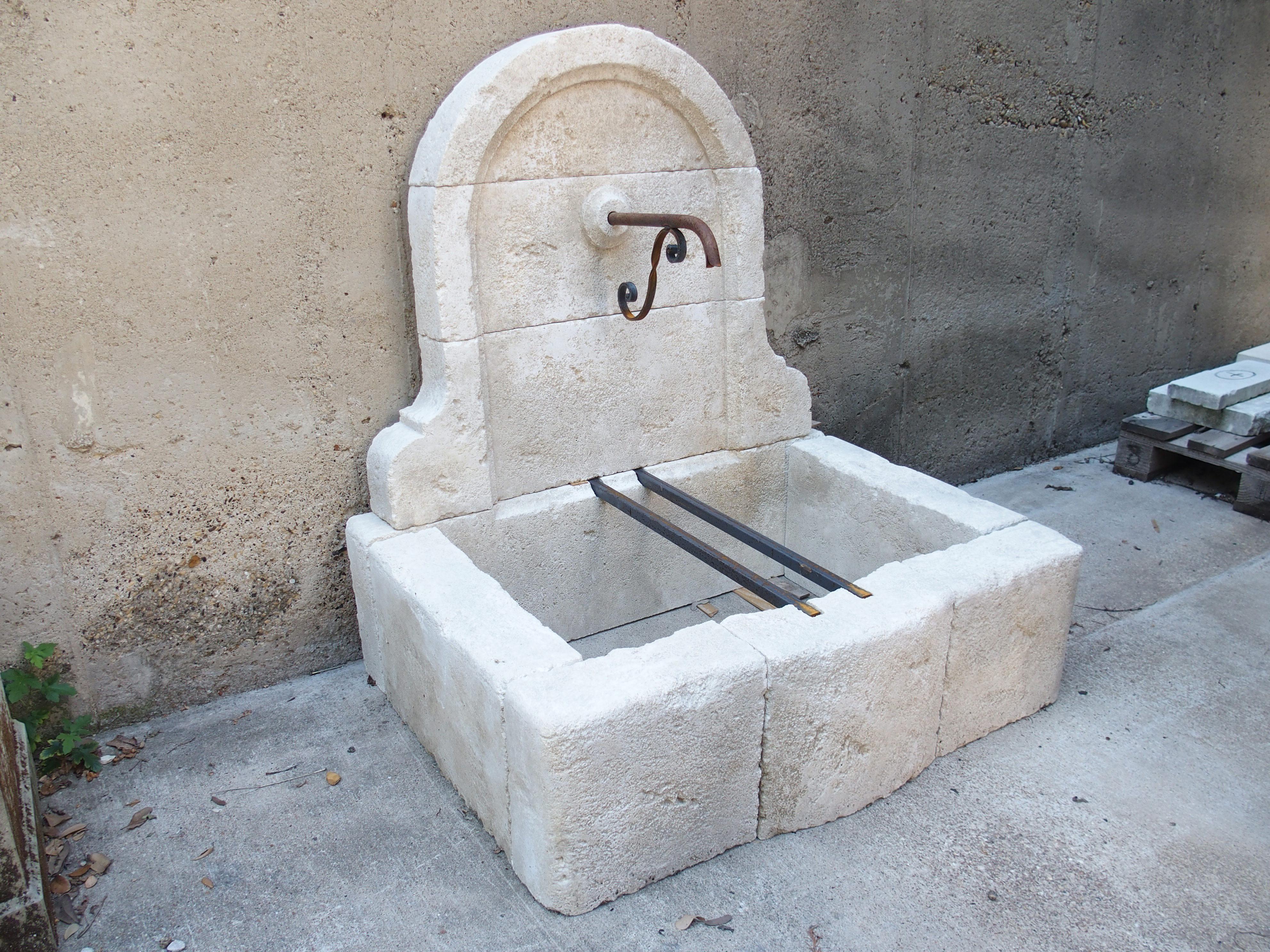 Francese Mians, piccola fontana a muro ad arco in pietra calcarea proveniente dalla Provenza, Francia in vendita