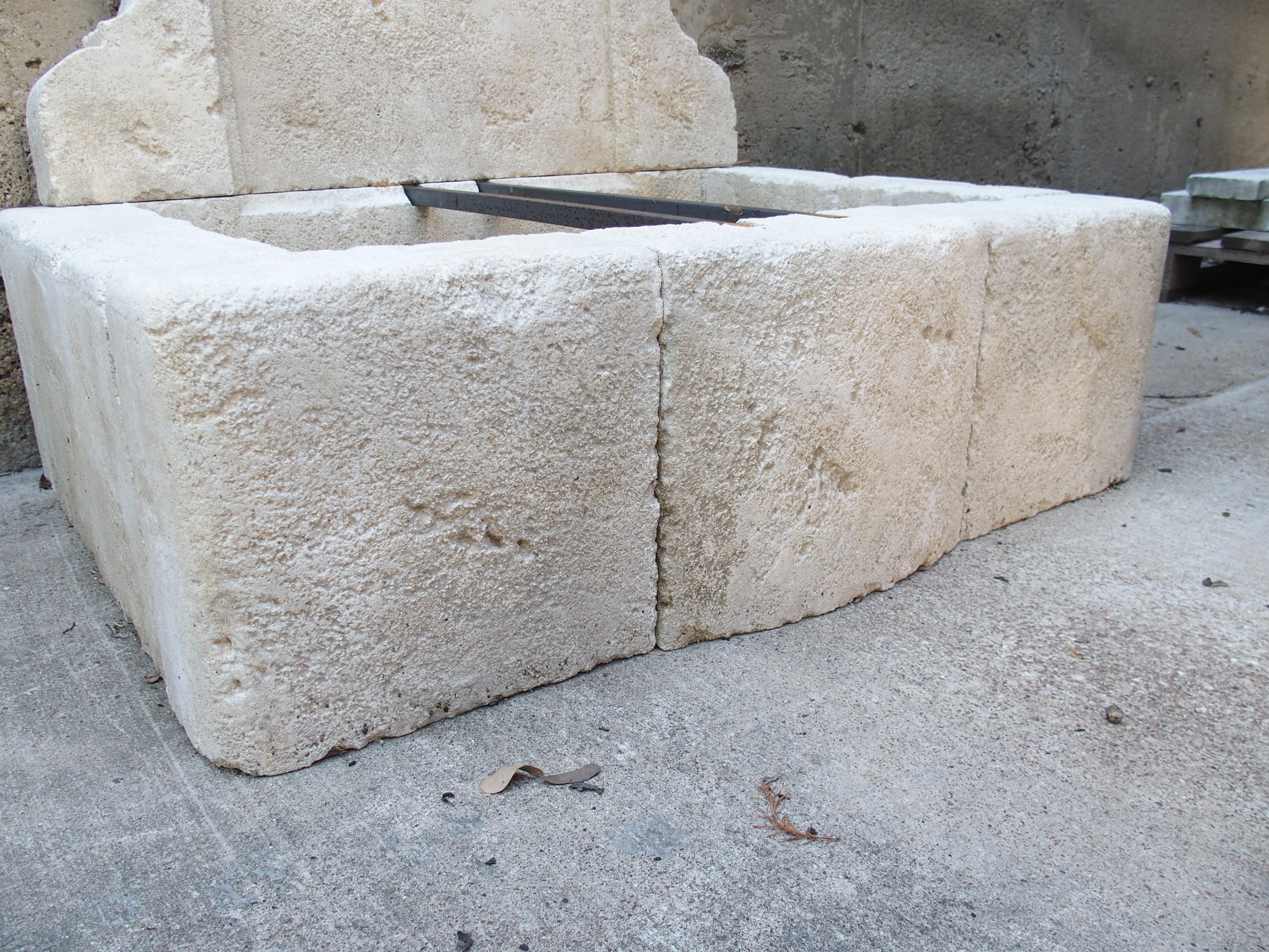 Intagliato a mano Mians, piccola fontana a muro ad arco in pietra calcarea proveniente dalla Provenza, Francia in vendita