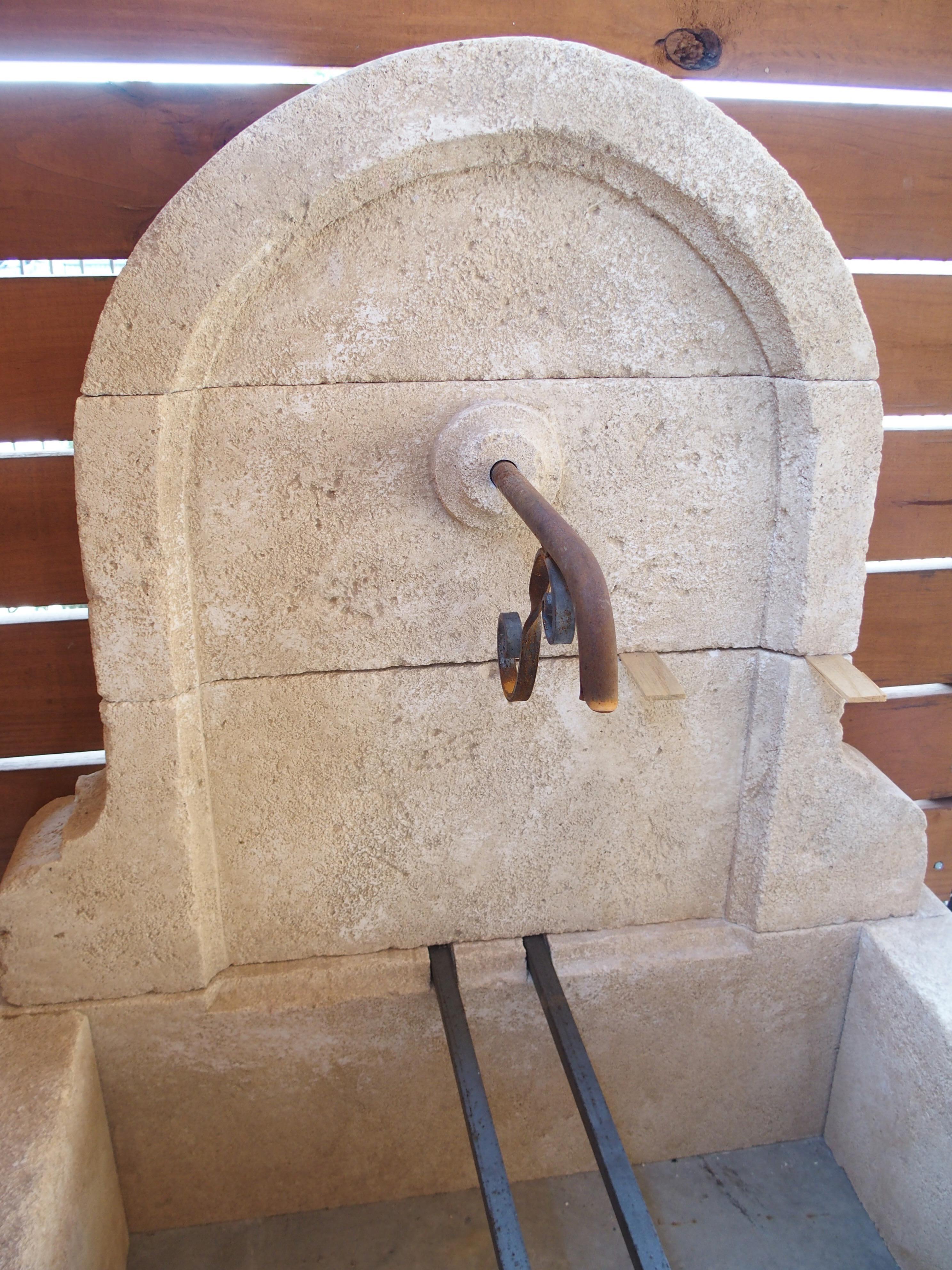 Intagliato a mano Mians, piccola fontana a muro ad arco in pietra calcarea proveniente dalla Provenza, Francia in vendita