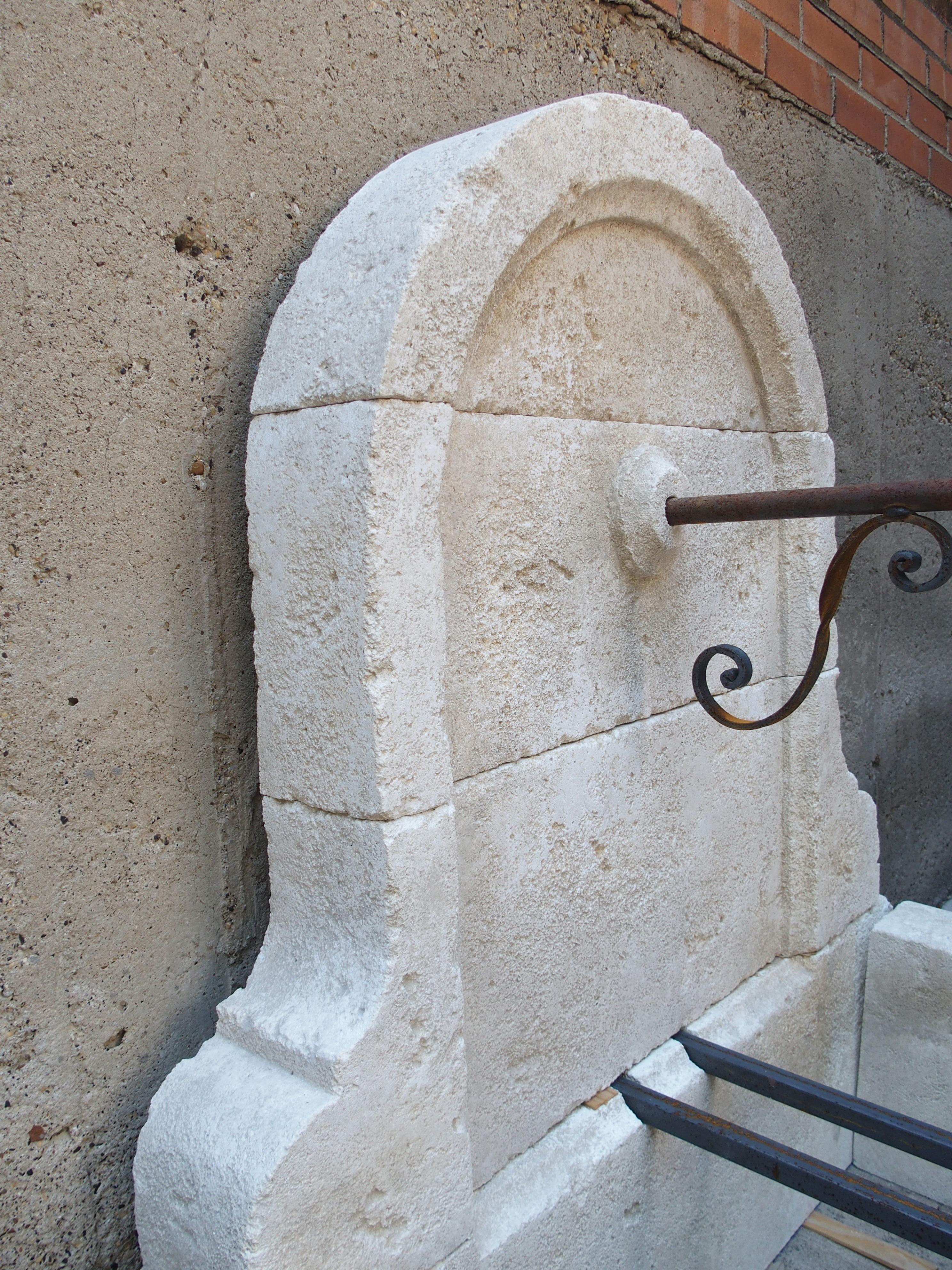 XXI secolo e contemporaneo Mians, piccola fontana a muro ad arco in pietra calcarea proveniente dalla Provenza, Francia in vendita