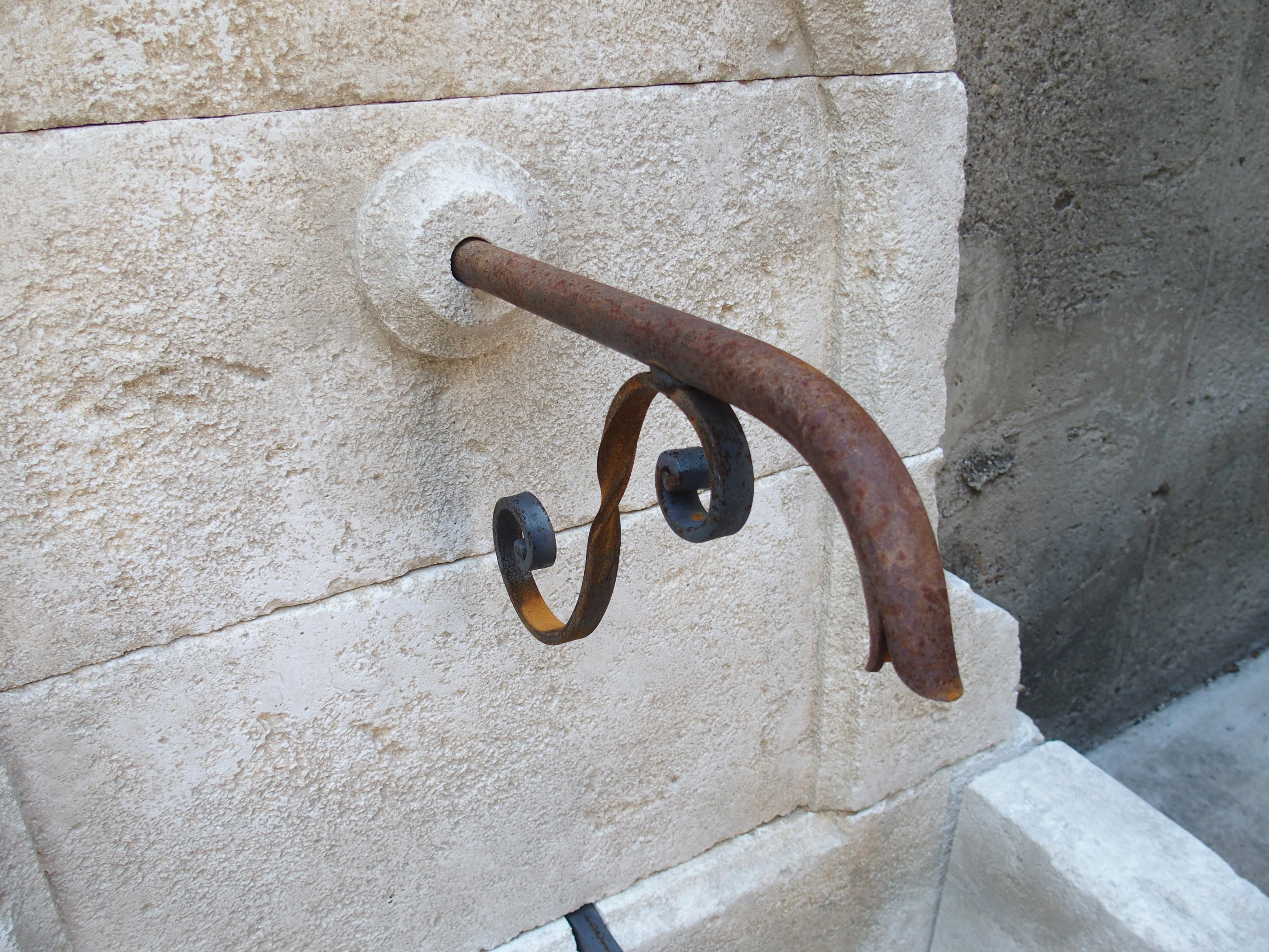 Mians, piccola fontana a muro ad arco in pietra calcarea proveniente dalla Provenza, Francia in vendita 1