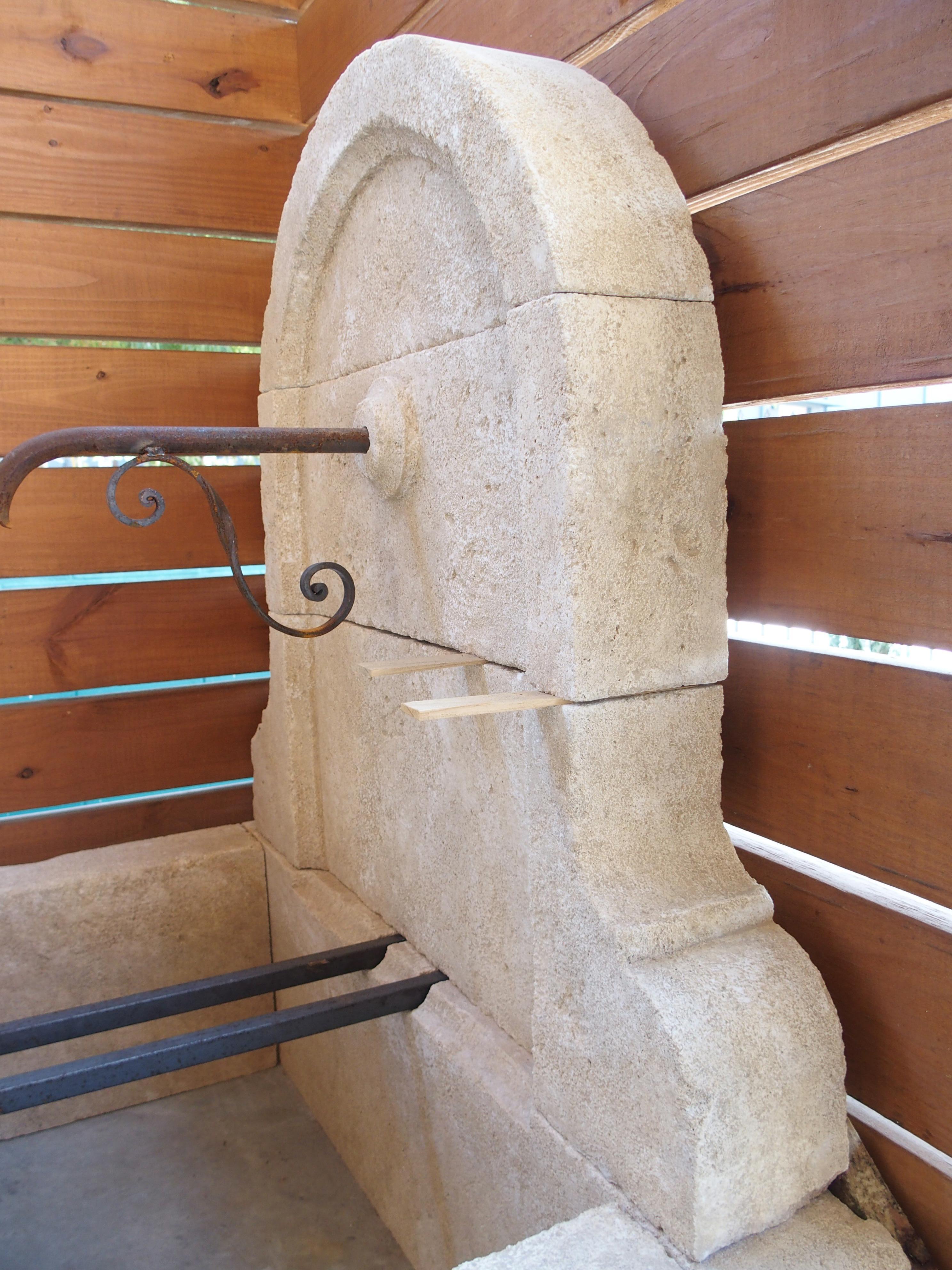 Mians, piccola fontana a muro ad arco in pietra calcarea proveniente dalla Provenza, Francia in vendita 1
