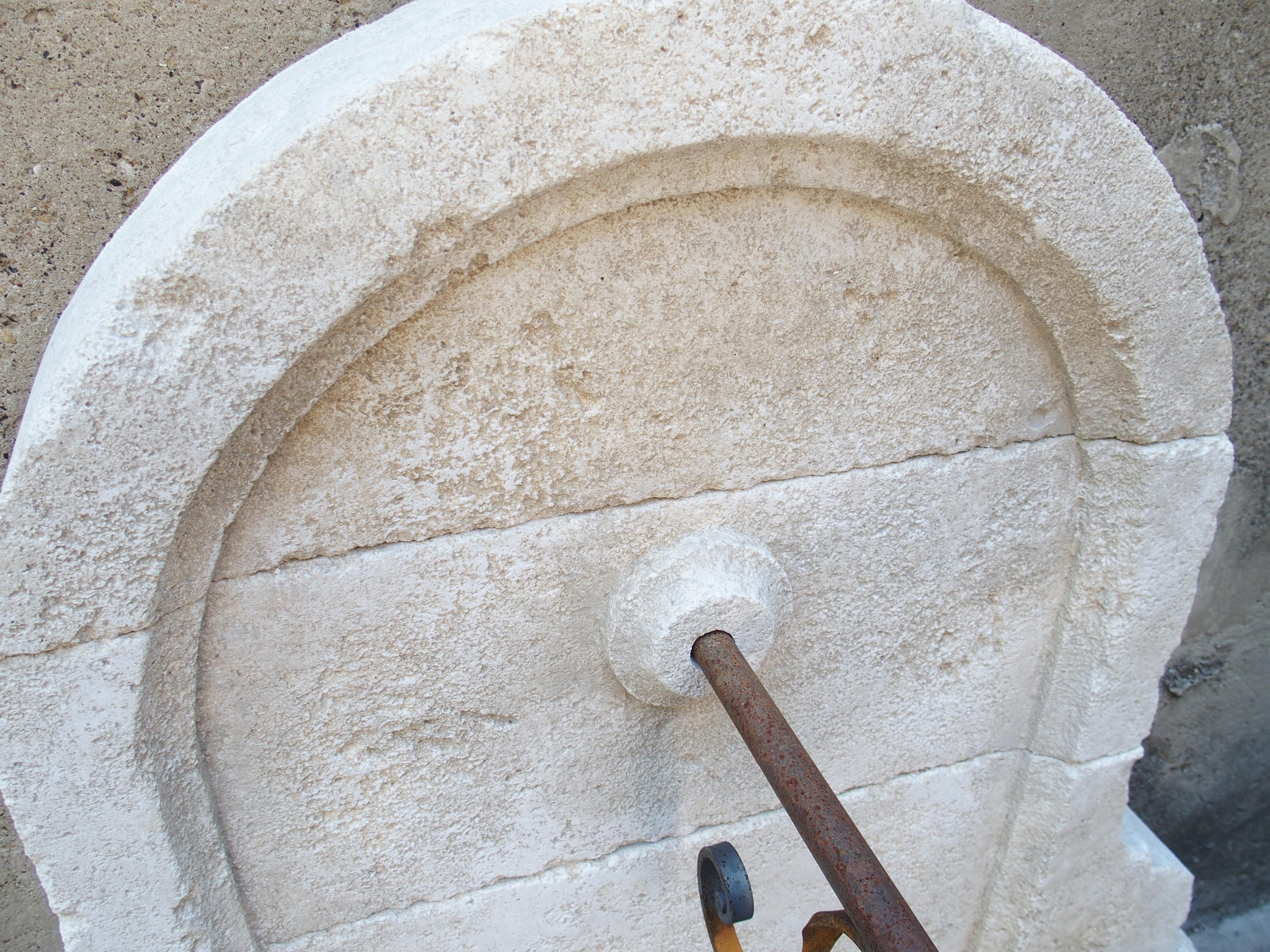 Mians, piccola fontana a muro ad arco in pietra calcarea proveniente dalla Provenza, Francia in vendita 2