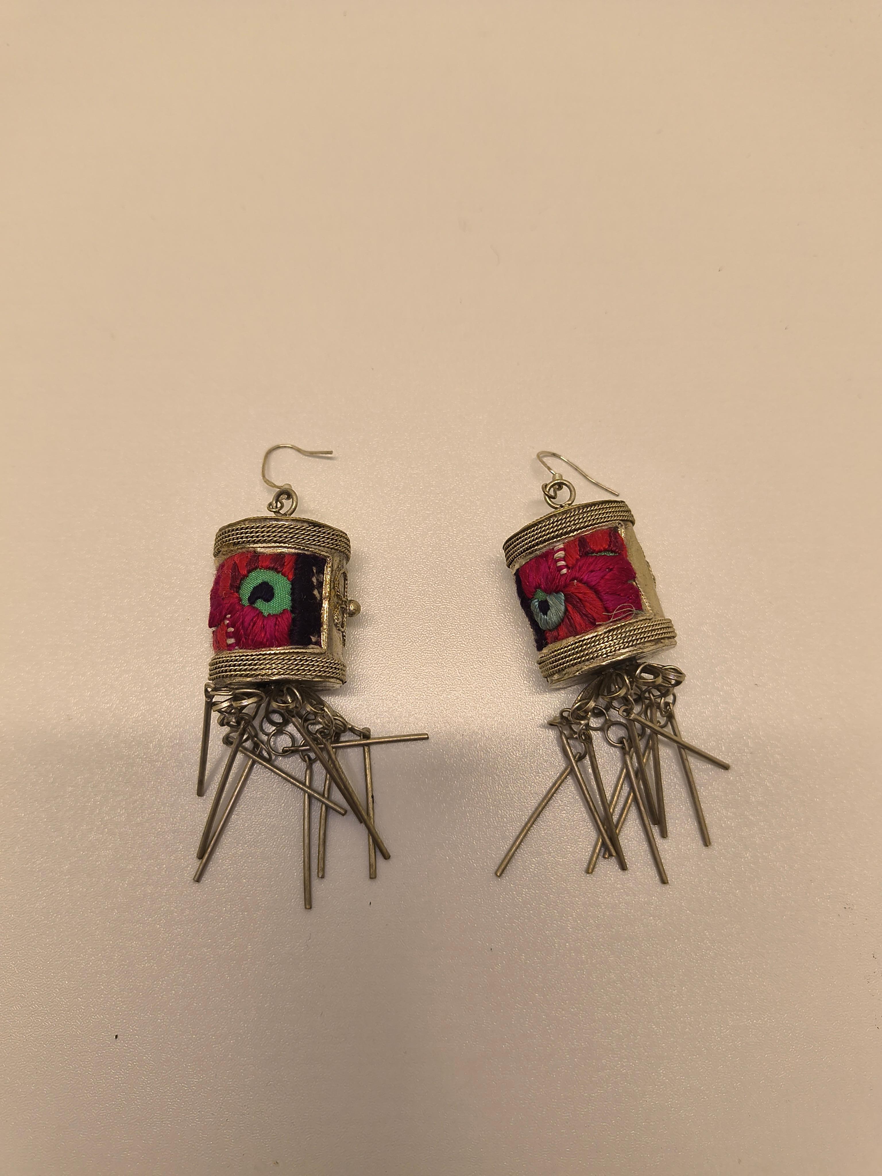 Grupo étnico Miao Pendientes de borla de plata de la minoría oriental en Excelente estado para la venta en PUTNEY, NSW