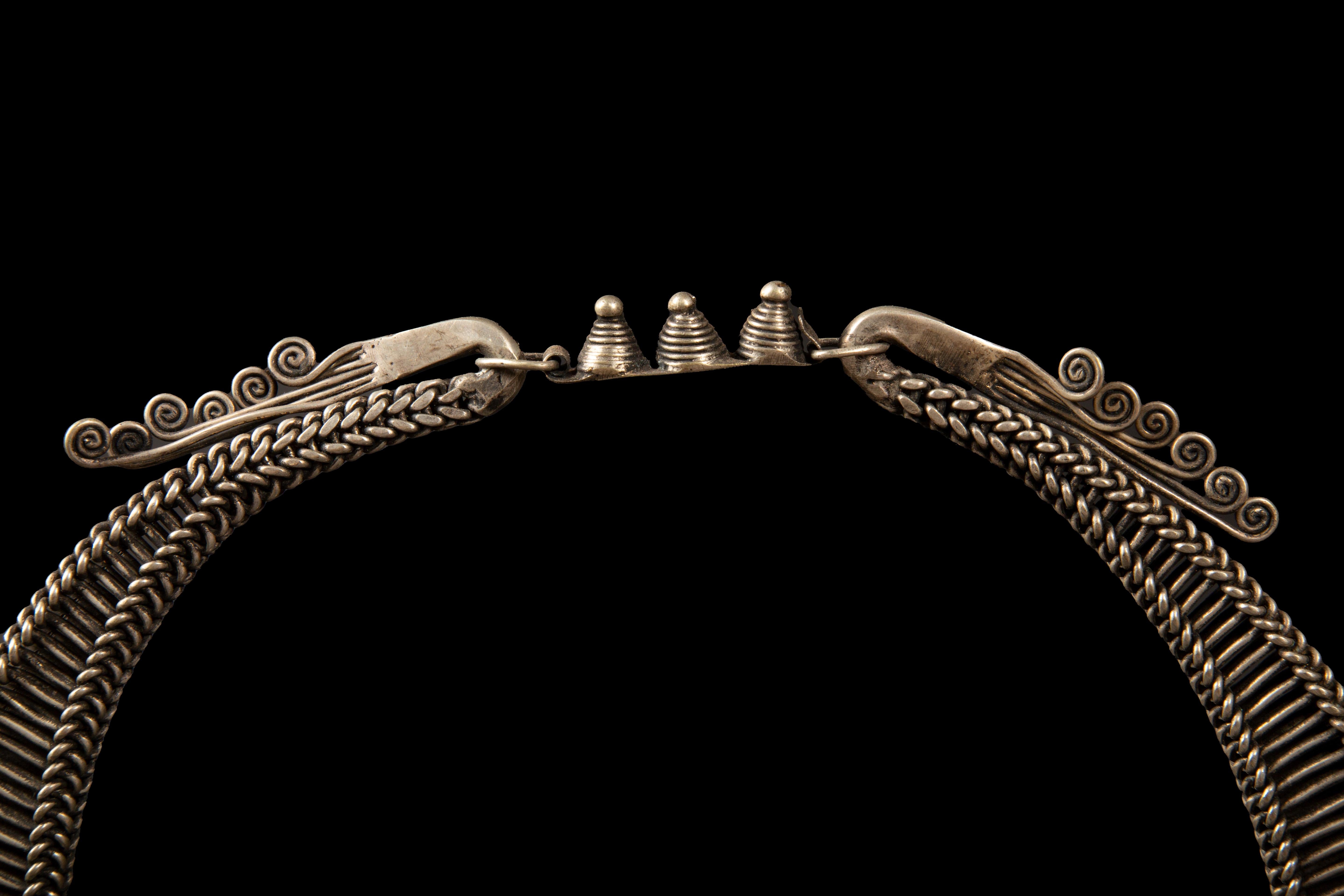 Miao Minority Tribe Halskette aus ineinandergreifenden Ketten, die in Drachen enden (Chinesisch) im Angebot