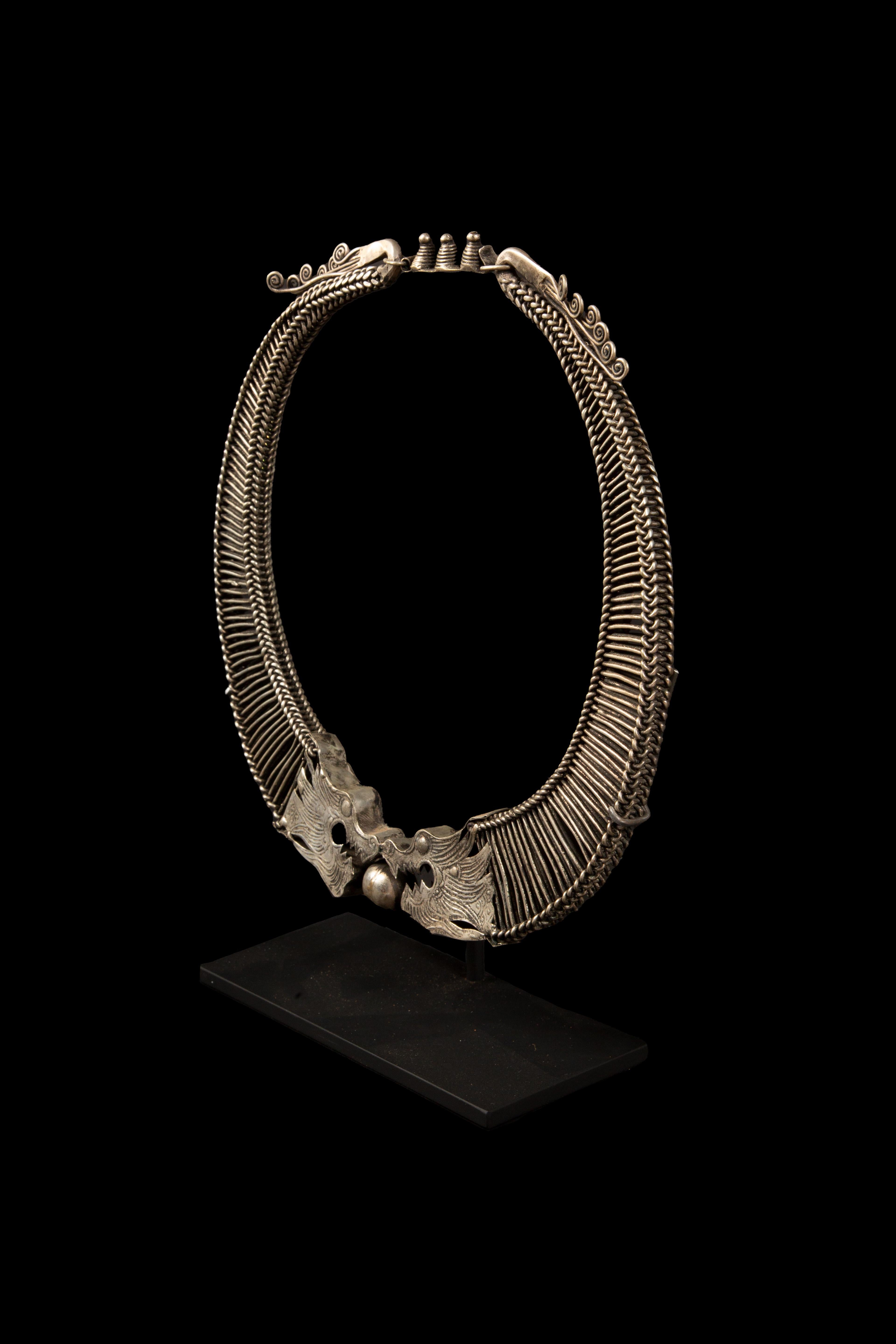 Miao Minority Tribe Halskette aus ineinandergreifenden Ketten, die in Drachen enden im Zustand „Hervorragend“ im Angebot in New York, NY