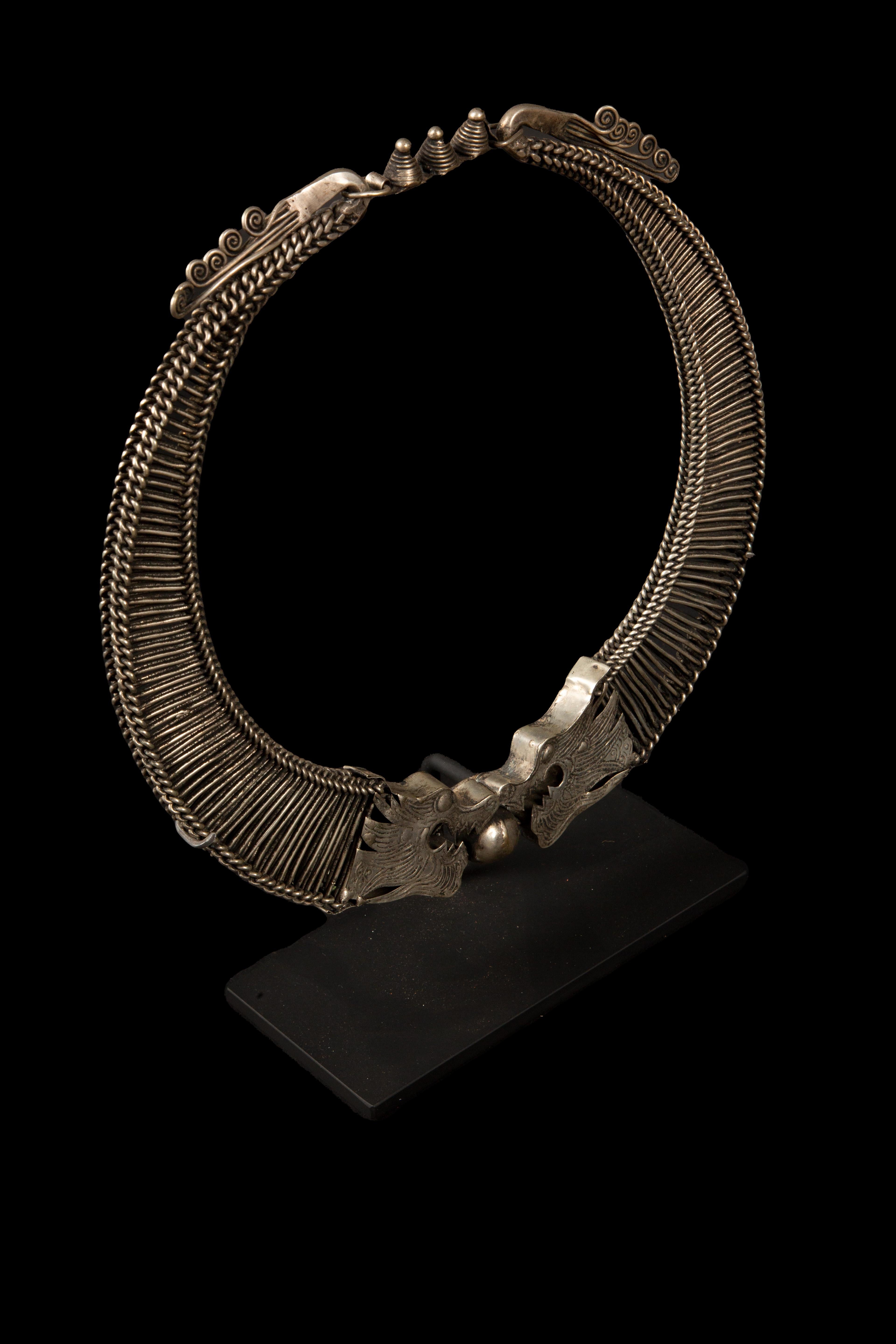 Miao Minority Tribe Halskette aus ineinandergreifenden Ketten, die in Drachen enden (20. Jahrhundert) im Angebot