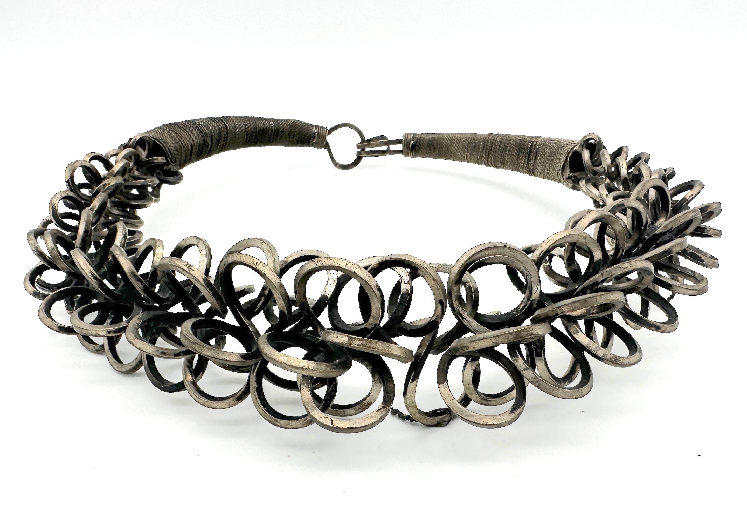 Miao Tribe Interlaced & Massed Rings Silber Pektoral Halskette (Stammeskunst) im Angebot