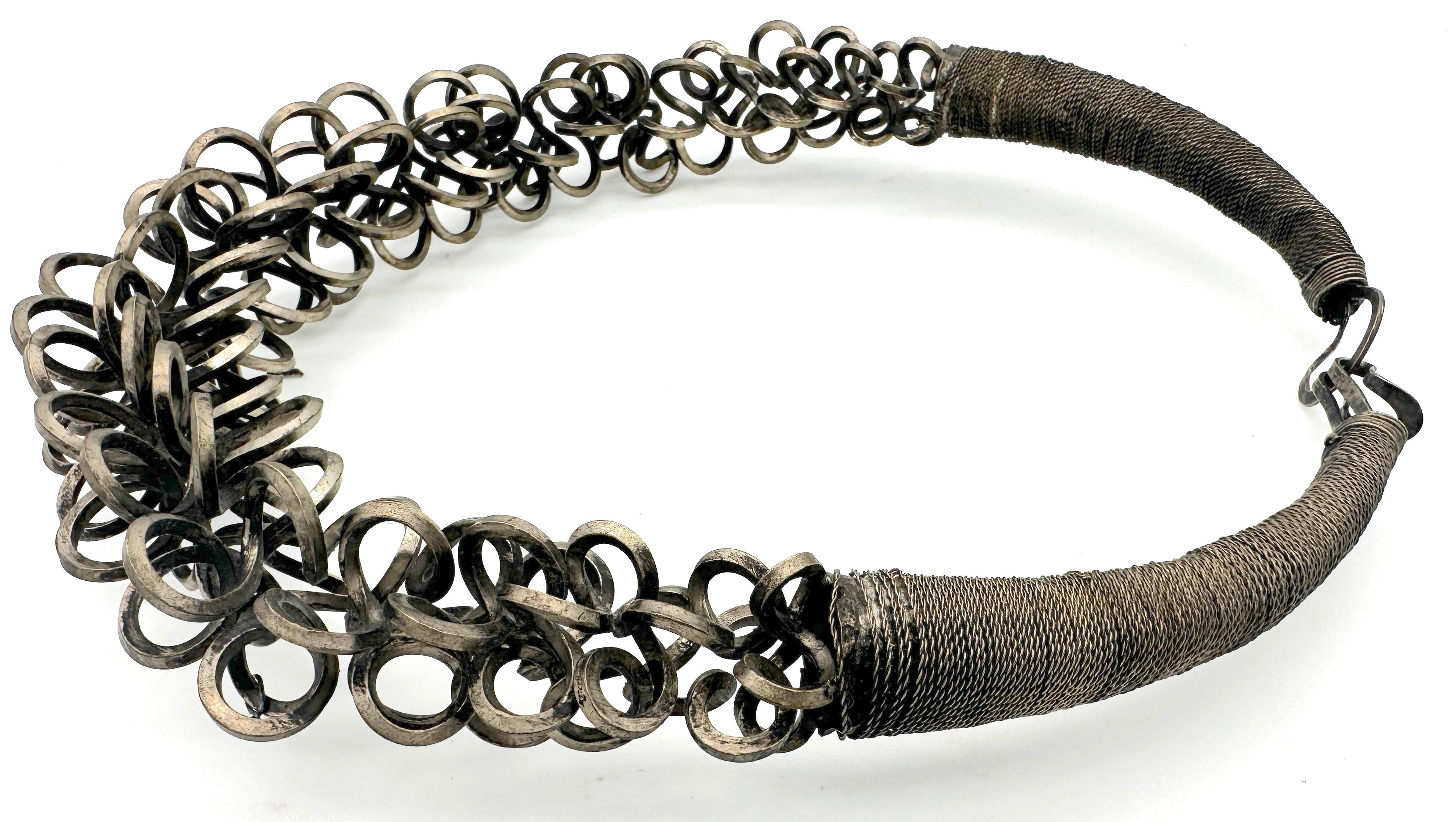 Argenté Tribu Miao Collier pectoral en argent à anneaux entrelacés et massés en vente