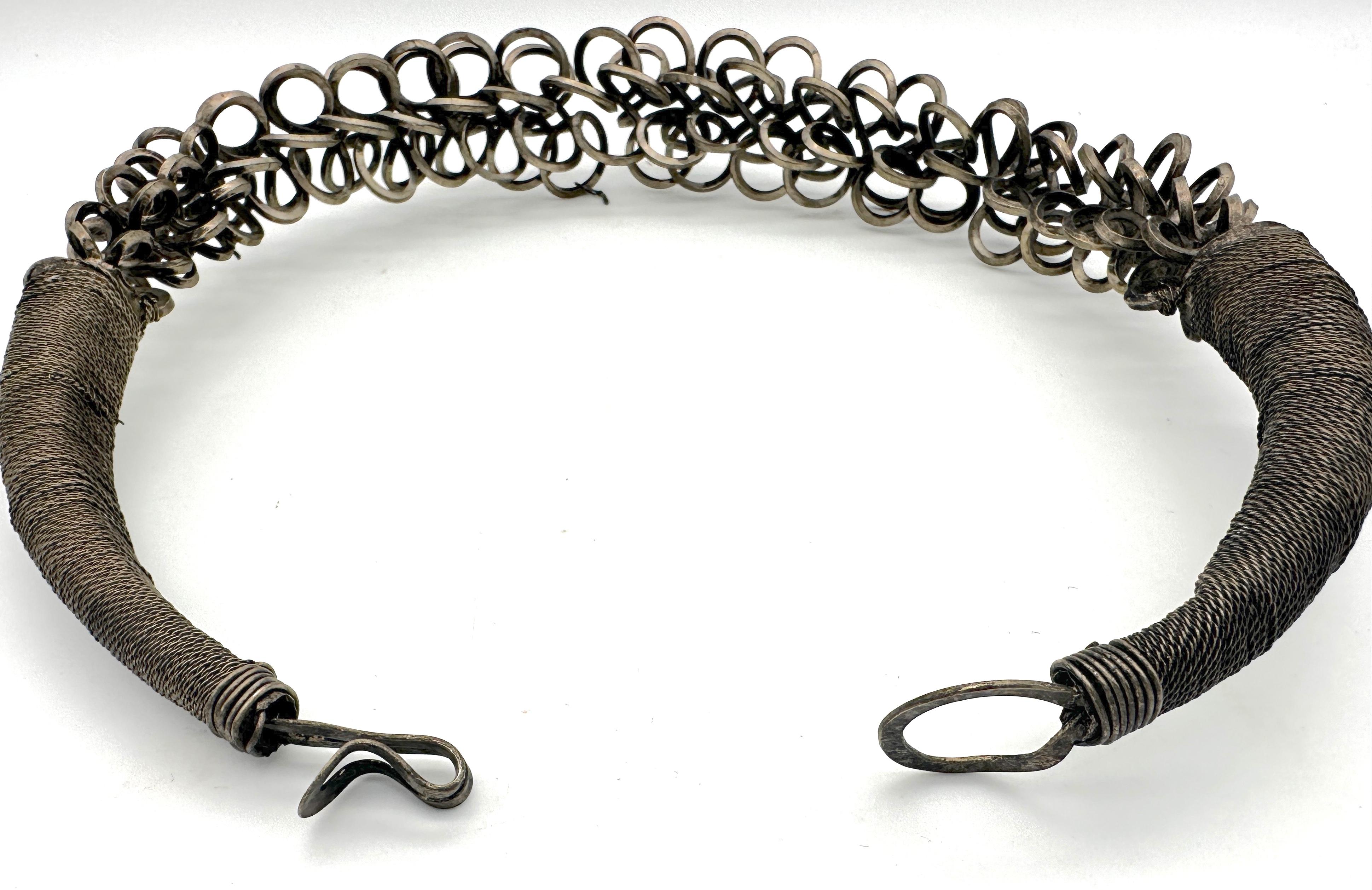 Miao Tribe Interlaced & Massed Rings Silber Pektoral Halskette im Zustand „Gut“ im Angebot in West Palm Beach, FL