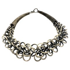Collar Pectoral de Plata con Anillos Entrelazados y Masas de la Tribu Miao