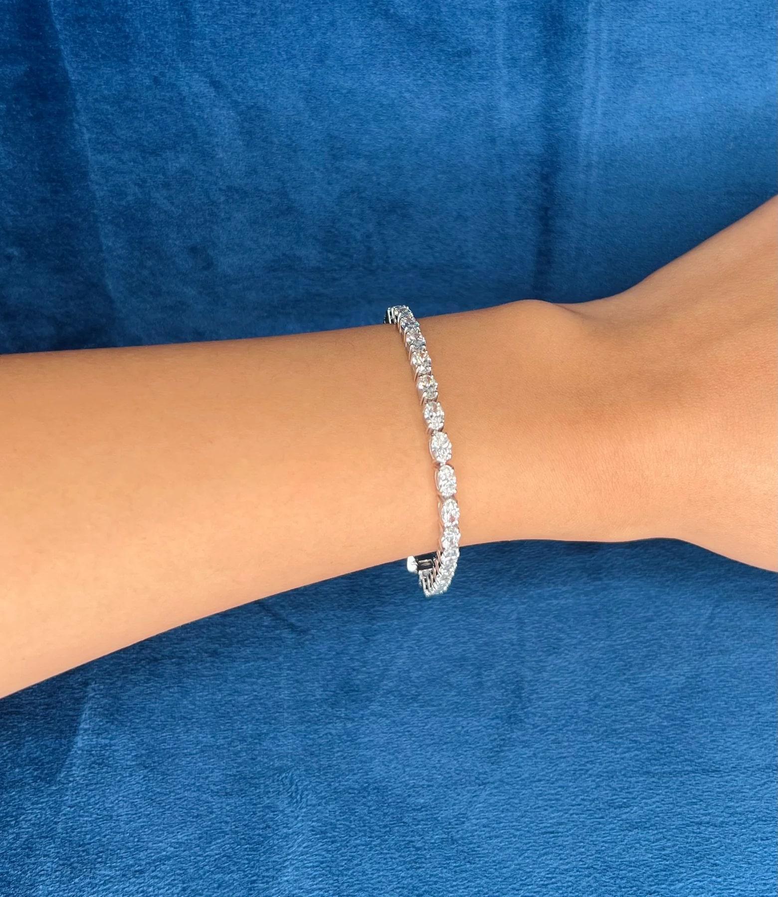 Dieses atemberaubende Armband aus 18 Karat Gold mit ovalem Diamantschliff verkörpert Eleganz und Raffinesse. Mit 6 Karat konfliktfreien Diamanten im Ovalschliff funkelt dieses Armband und ist damit das perfekte Accessoire für jede