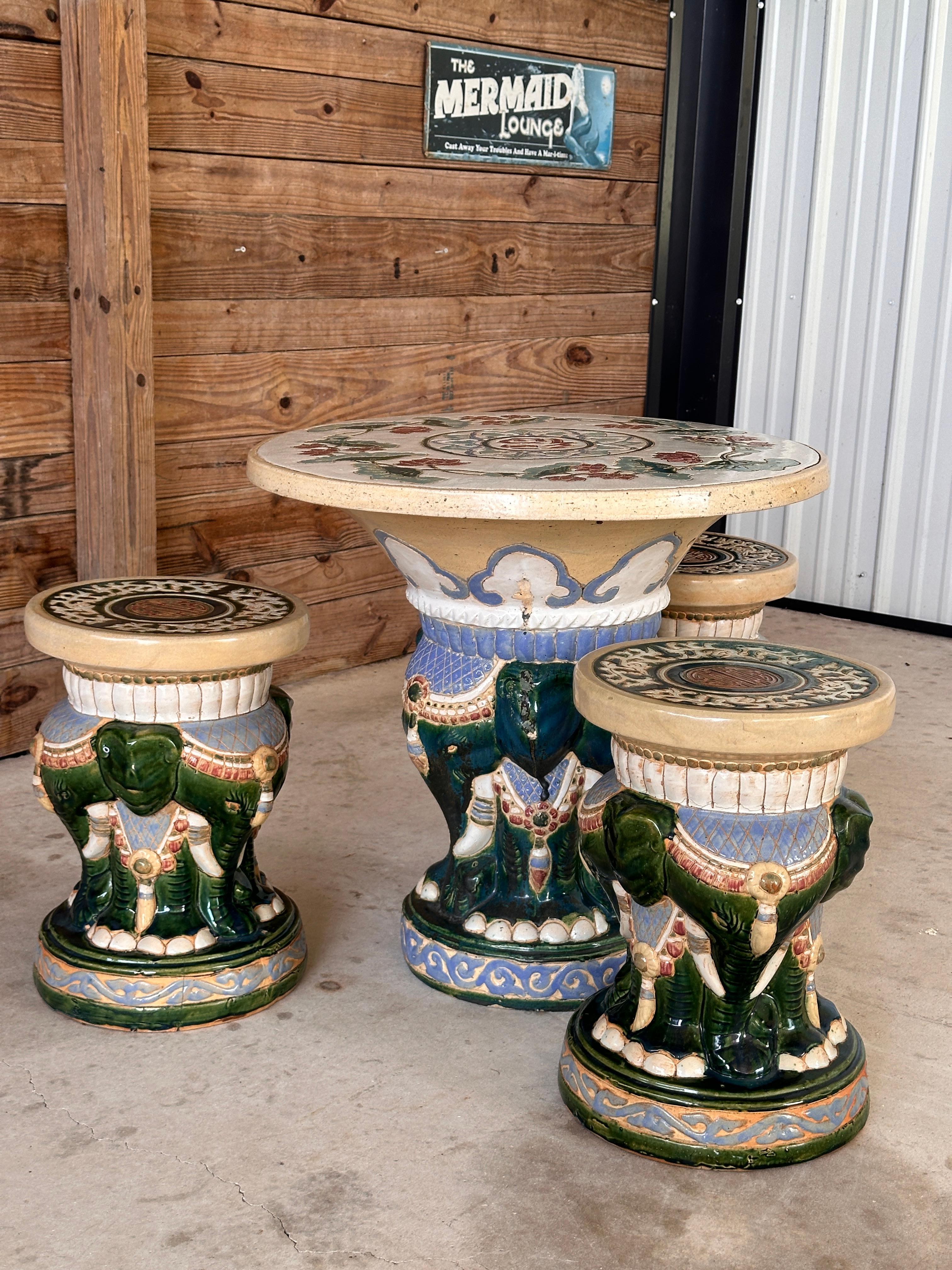 Exquisito juego de cerámica de cuatro piezas con una mesa central y tres taburetes a juego, probablemente originario de la China de mediados del siglo XX.
Las bases de los taburetes de jardín de elefante, bellamente pintadas a mano, muestran verdes,