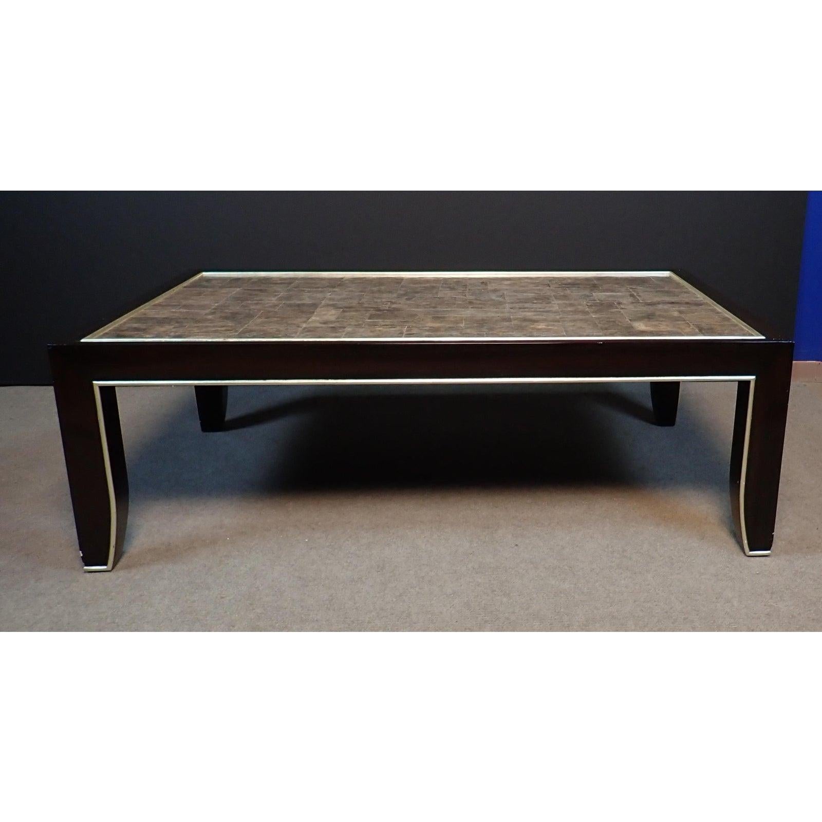  Table basse en bois laqué mica et noir et doré à l'argent en vente 1