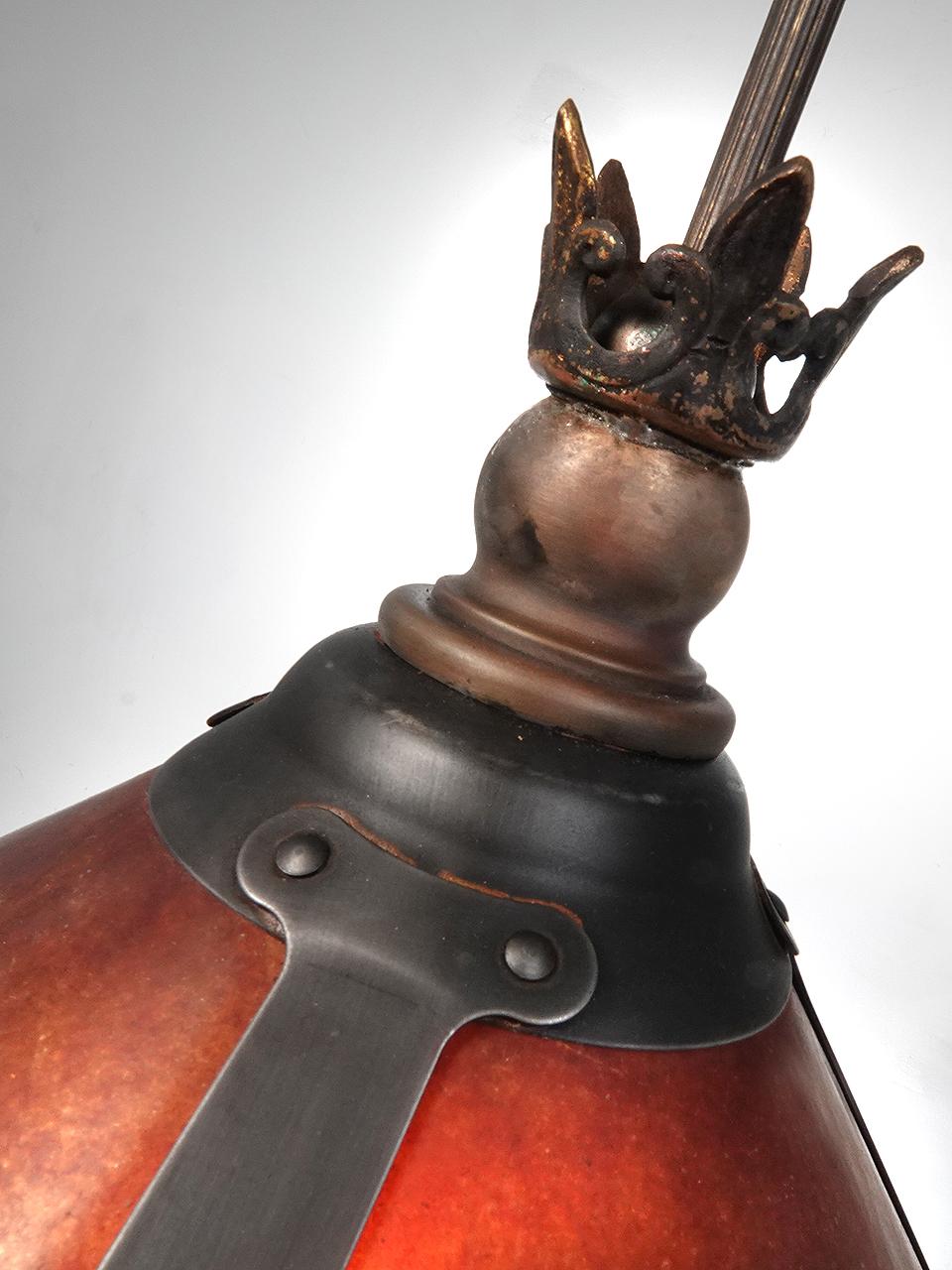 Non sono sicuro di quanto sia precoce questo ciondolo. Il paralume e l'inserto in mica potrebbero essere un po' più recenti rispetto alla corona in ottone e ghisa. Quindi direi che si tratta di uno stile Arts and Crafts e non di un'epoca