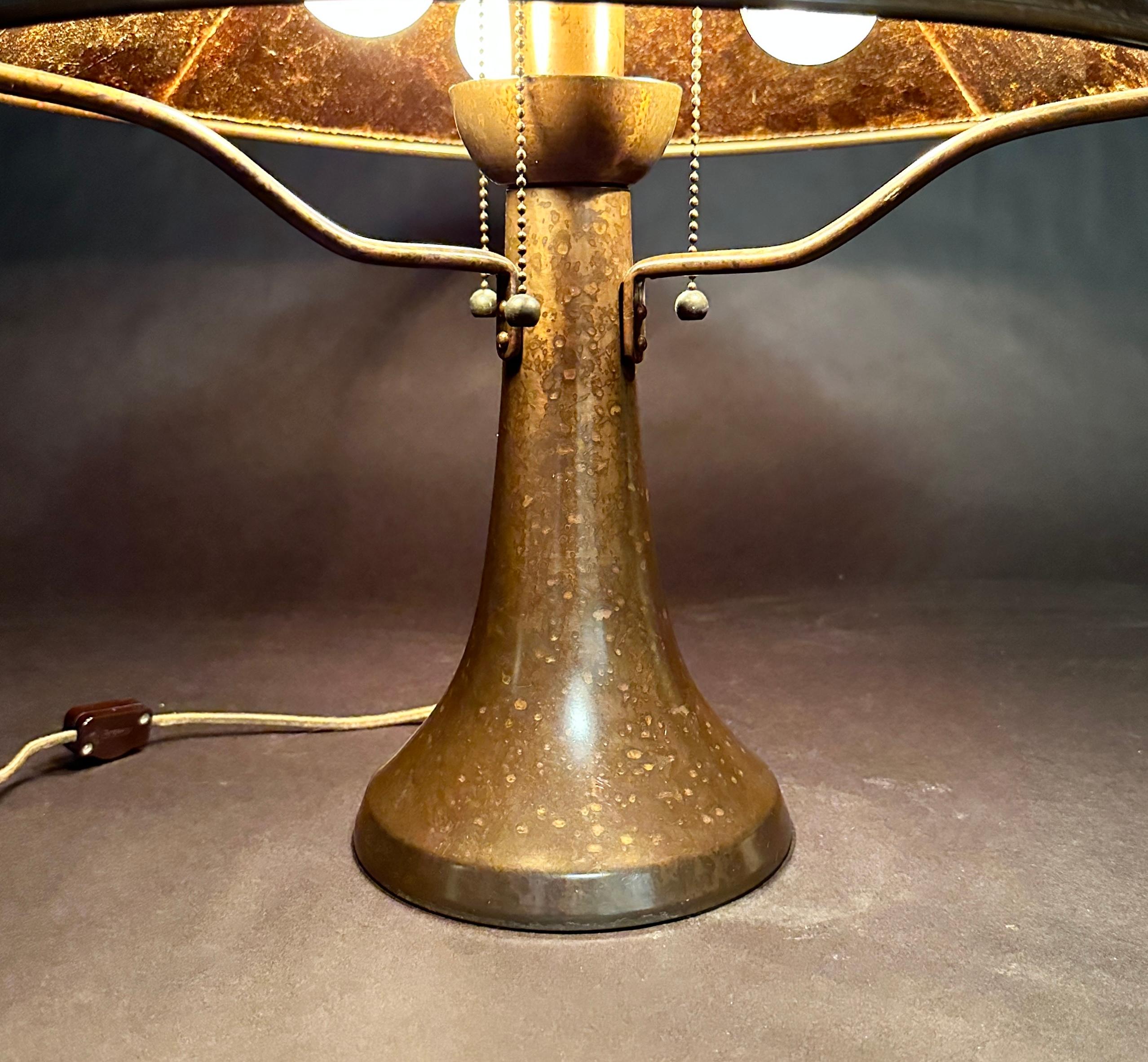 Mica Lamp Co. Lampe aus Kupfer und Mica (amerikanisch) im Angebot