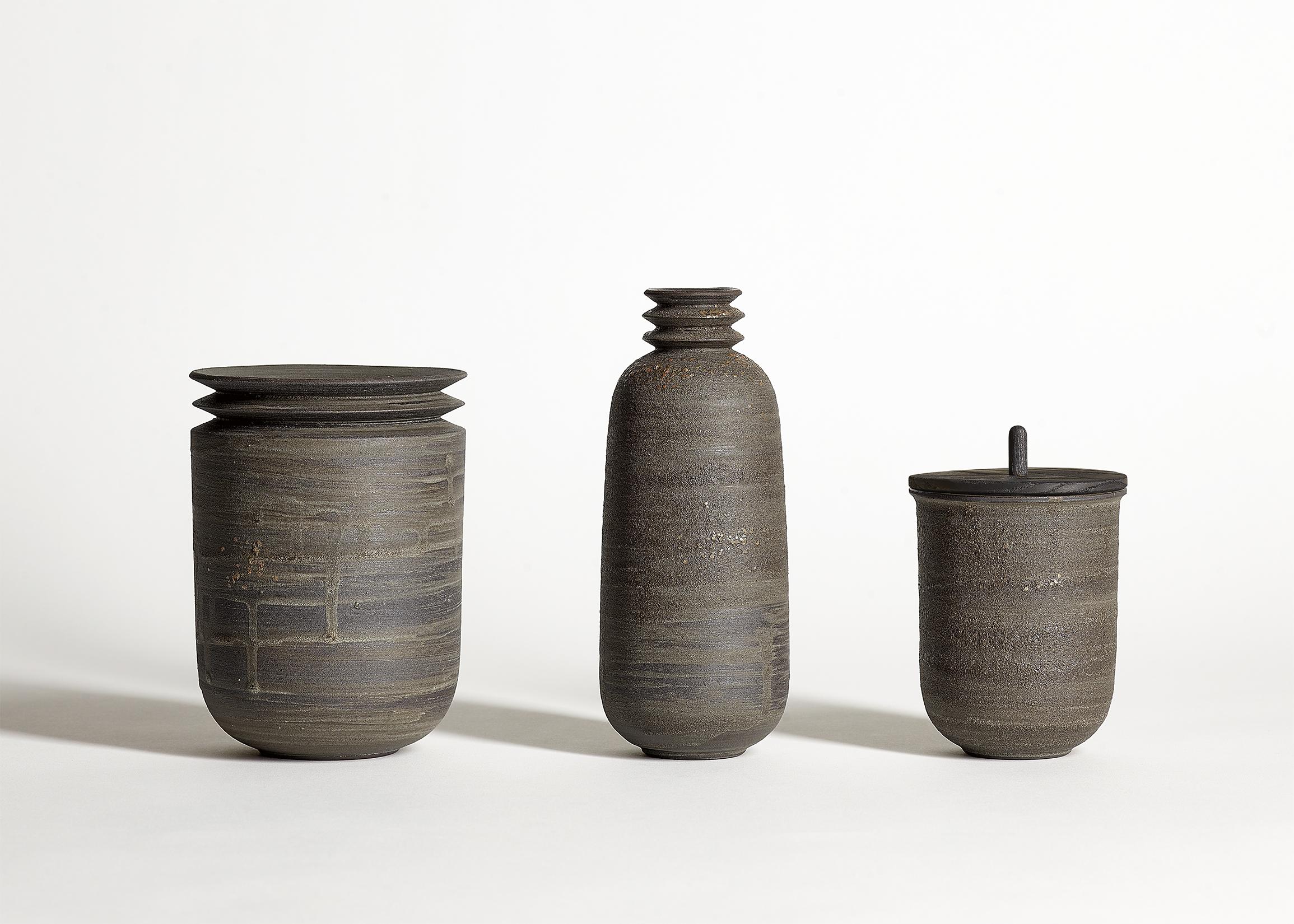 Mica Ore, Vessel M, Slip Cast Ceramic Vase, N/O Vessels Collection (amerikanisch) im Angebot