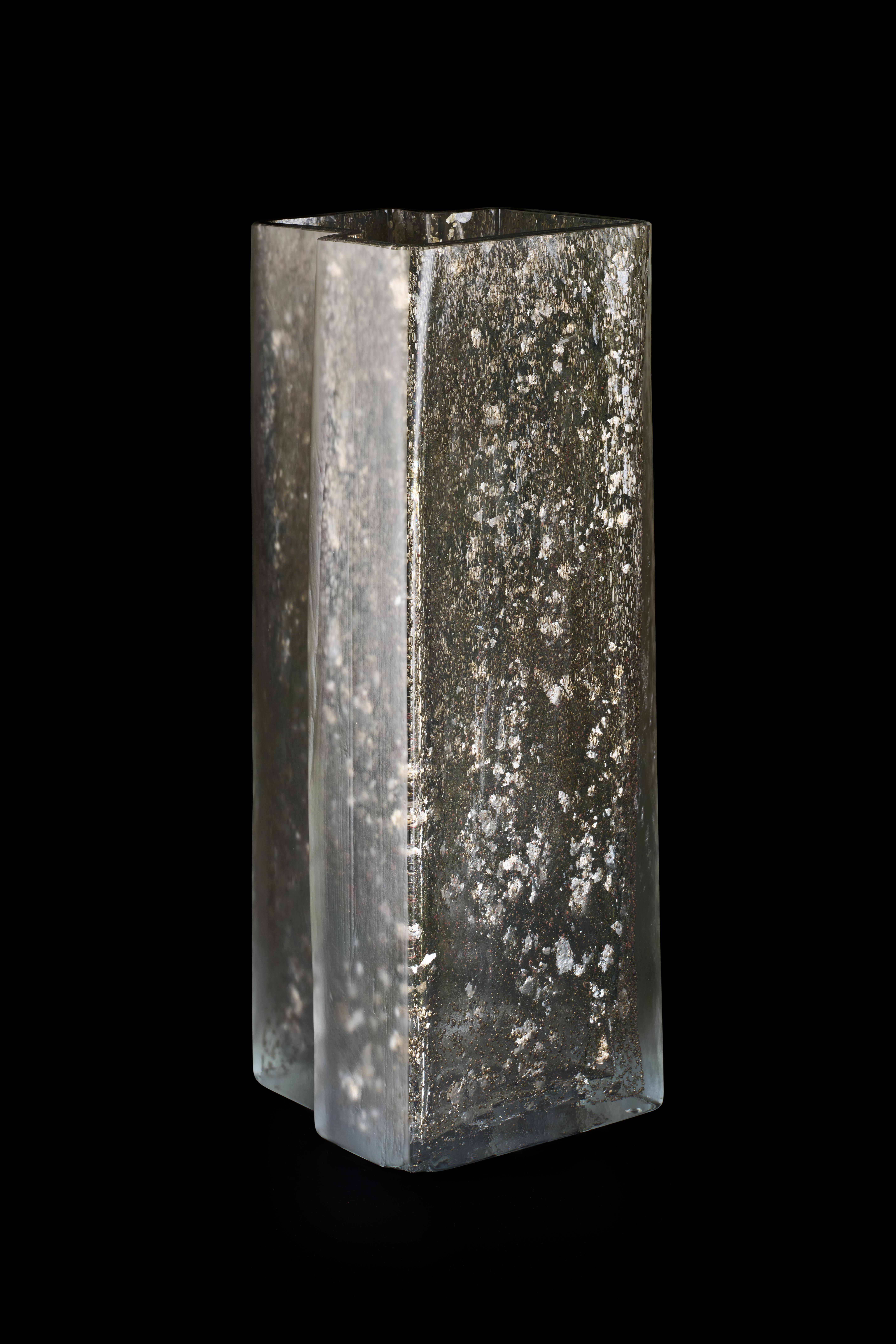 Vaso in mica di Paolo Marcolongo
Dimensioni: D. 46,6 x L. 17 x H. 16,5 cm 
Materiali: Vetro di Murano e Mica. 


Paolo Marcolongo è nato a Padova nel 1956, ha frequentato il Liceo Artistico 