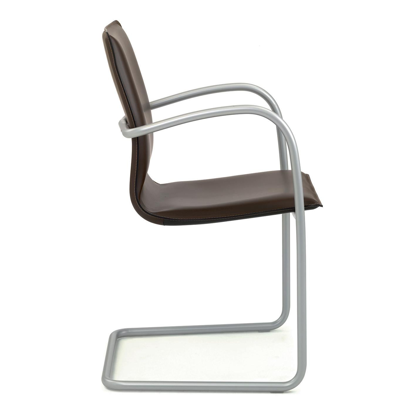 Dieser harmonisch gestaltete Sessel hat eine Schale aus Buchensperrholz, die mit terrafarbenem Leder gepolstert ist. Der abgerundete Stahlrohrrahmen ist in der Farbe Flüssigaluminium gehalten. Zusätzlicher Komfort wird durch die zusätzliche