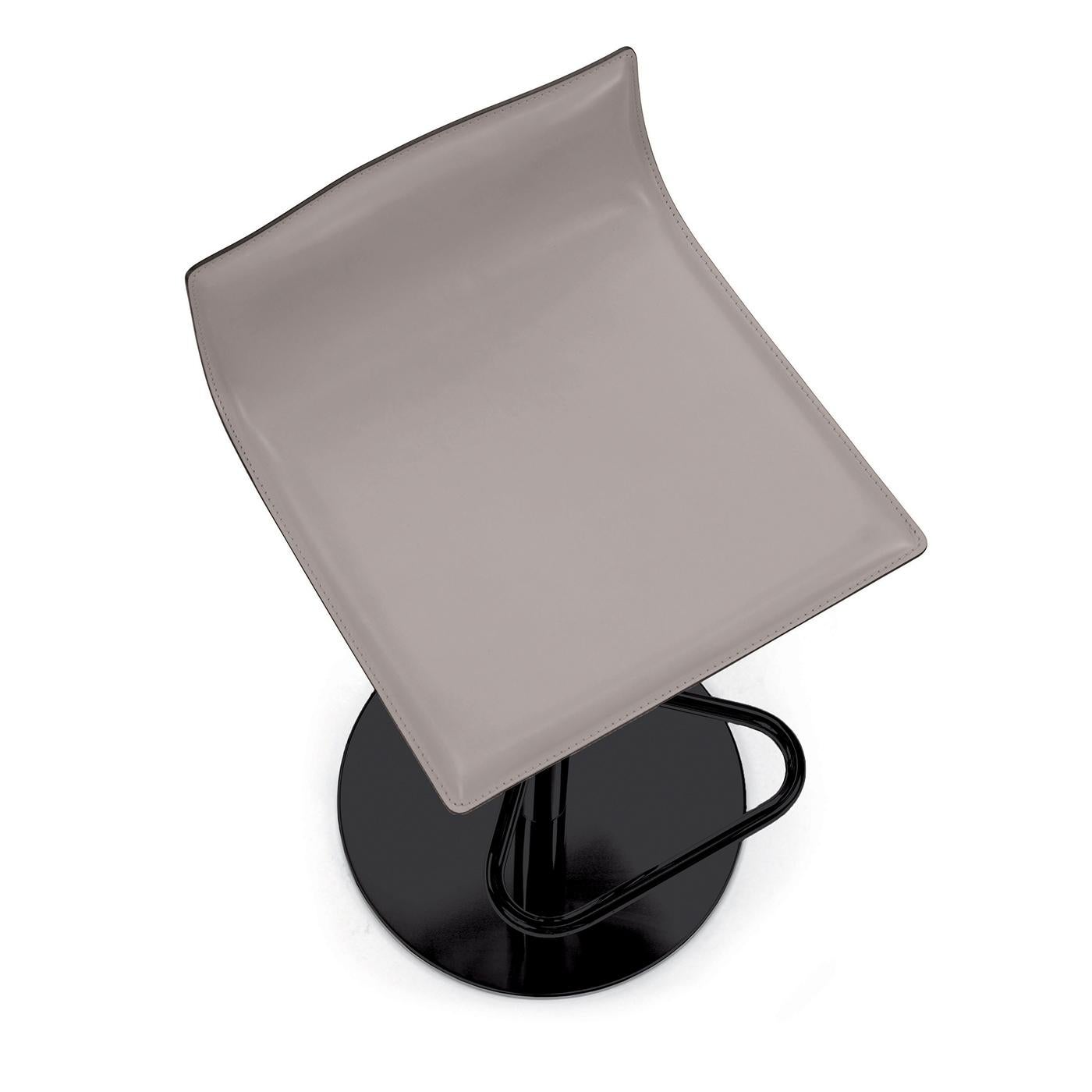Micad ist in zahlreichen Ausführungen erhältlich, von Stühlen und Drehstühlen bis hin zu Hockern, die sich sowohl für das Büro als auch für den Wohnbereich eignen. Der Drehhocker hat eine Schale aus Buchensperrholz, die mit hartem oder weichem Leder