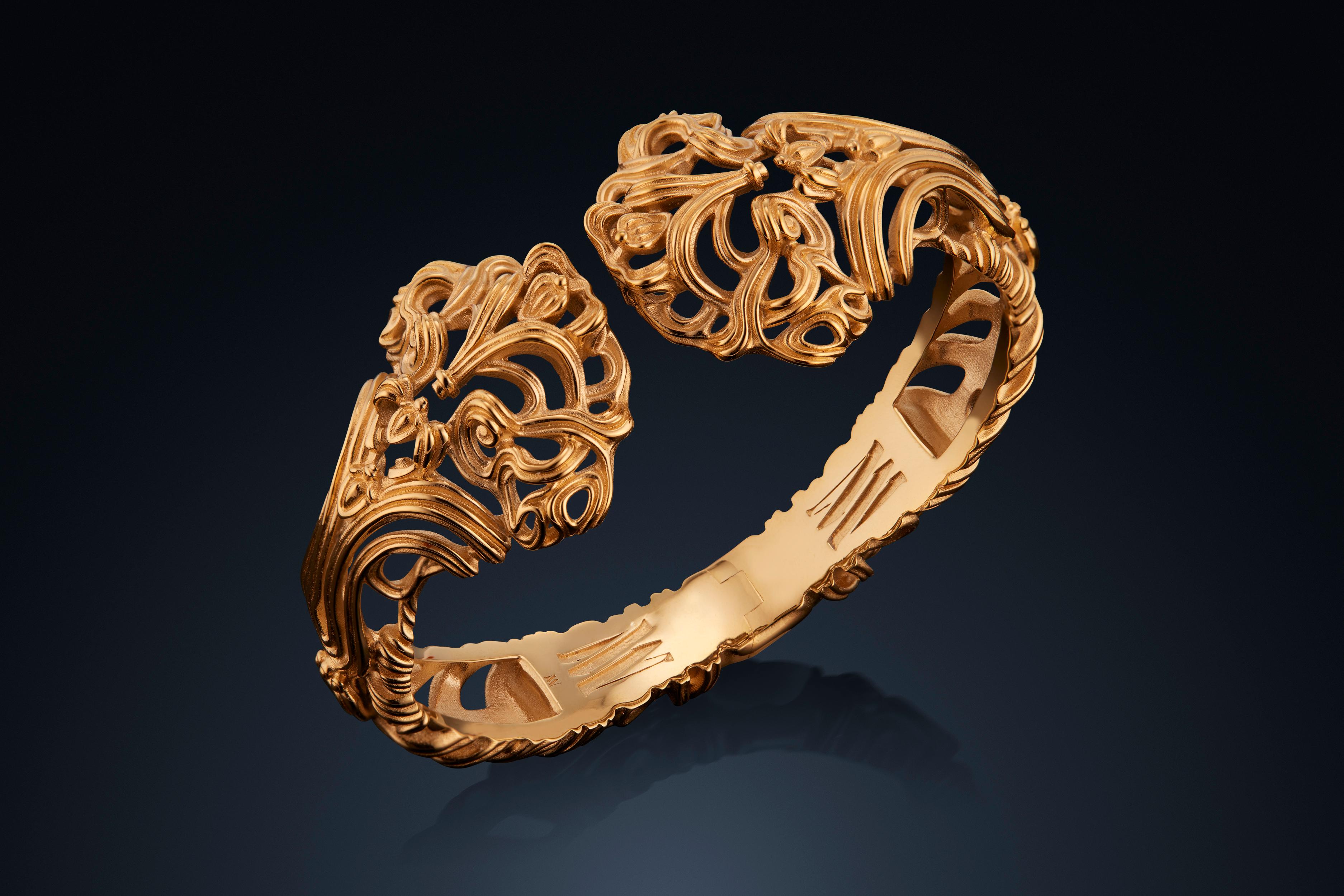 Le bracelet manchette en or jaune 18 carats de Micah Antoni est un chef-d'œuvre tridimensionnel qui fascine sous tous les angles.

Méticuleusement réalisée en or jaune 18 carats, la manchette Intricata de Micah Antoni séduit par sa structure