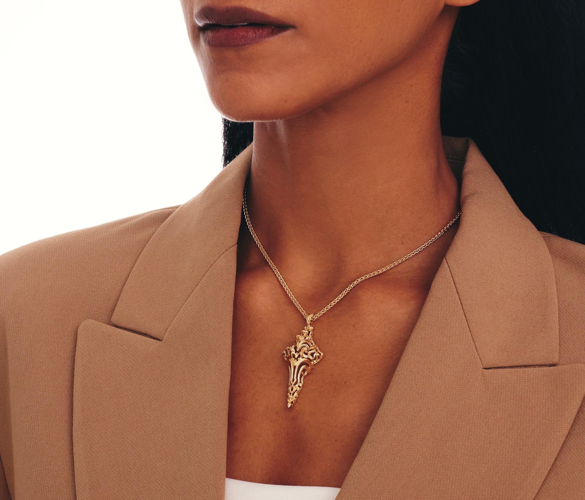Collier à pendentif croix en or jaune 18K de Micah Antoni Neuf - En vente à Nashville, TN
