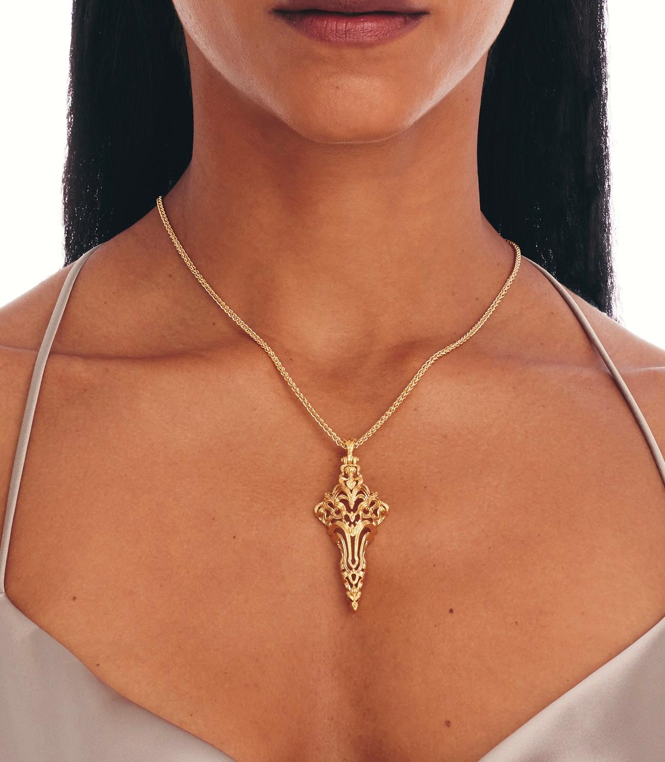 Collier à pendentif croix en or jaune 18K de Micah Antoni Unisexe en vente