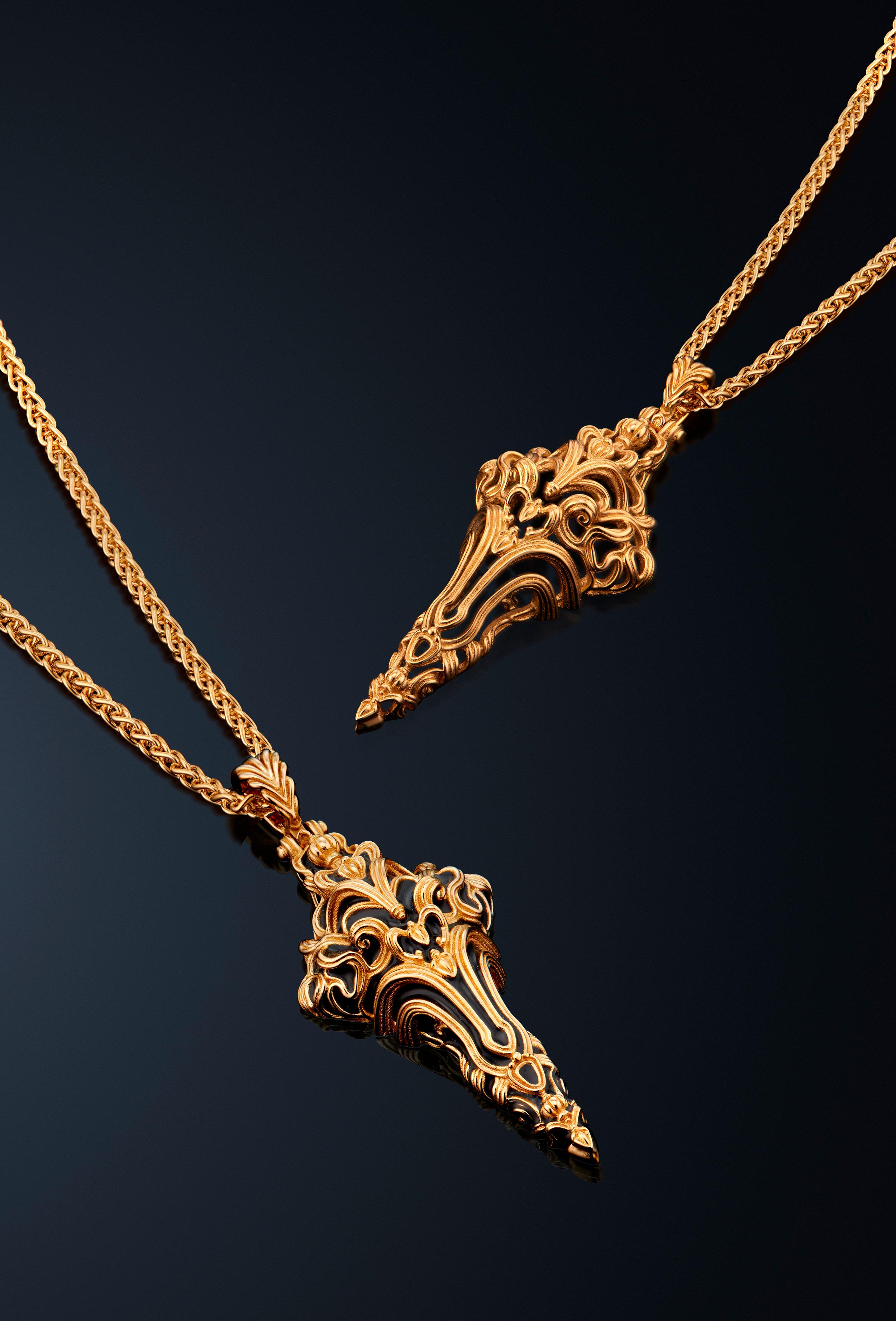 Collier à pendentif croix en or jaune 18K de Micah Antoni en vente 2