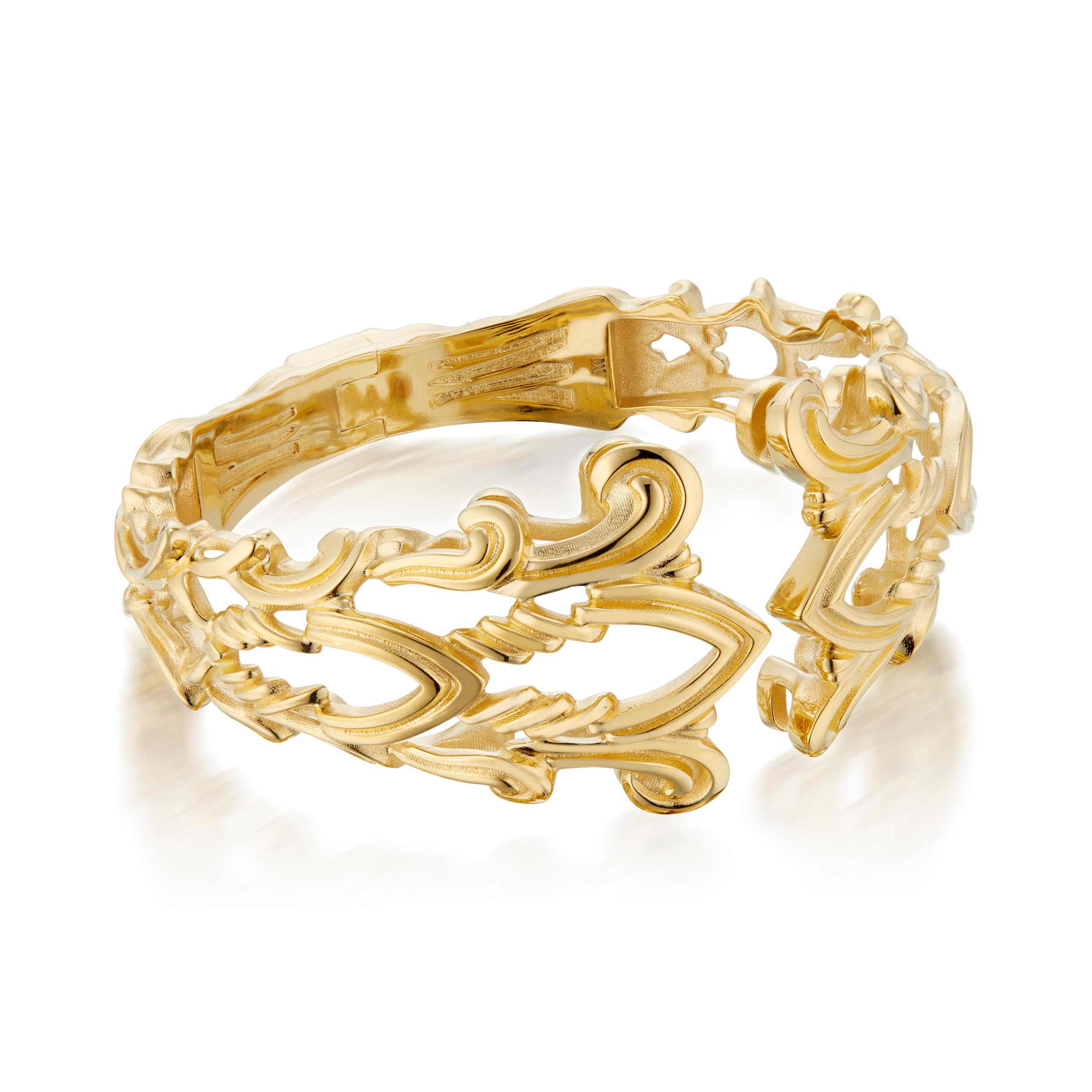 El Brazalete Arco Gótico Micah Antoni de oro amarillo de 18 quilates es un brazalete arquitectónico que traduce la geometría de las catedrales medievales en una escultura ponible.

El puño articulado intriga con arcos apuntados, nodos clave y
