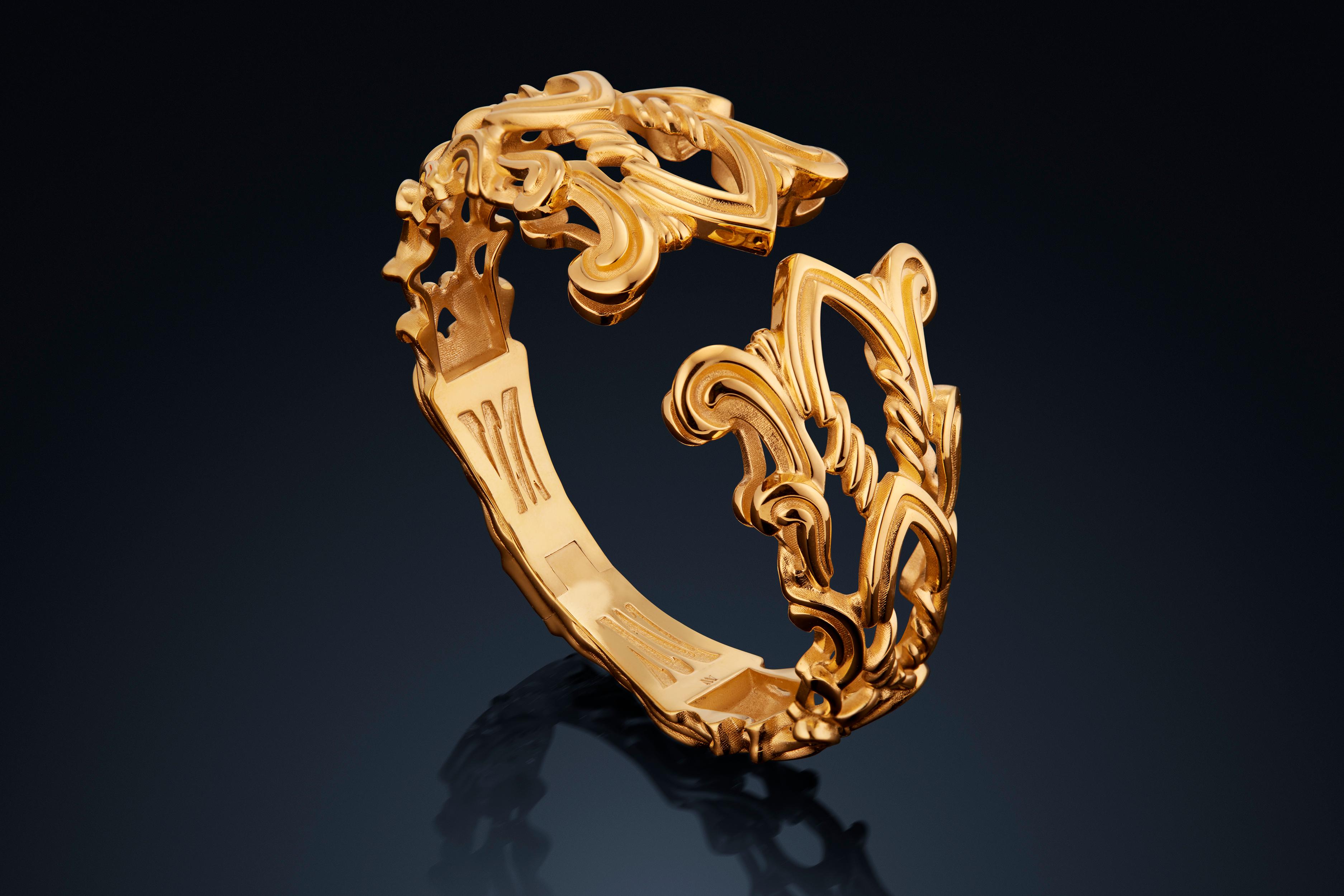 Femenino o masculino Brazalete brazalete arco gótico de oro amarillo de 18 quilates Micah Antoni en venta