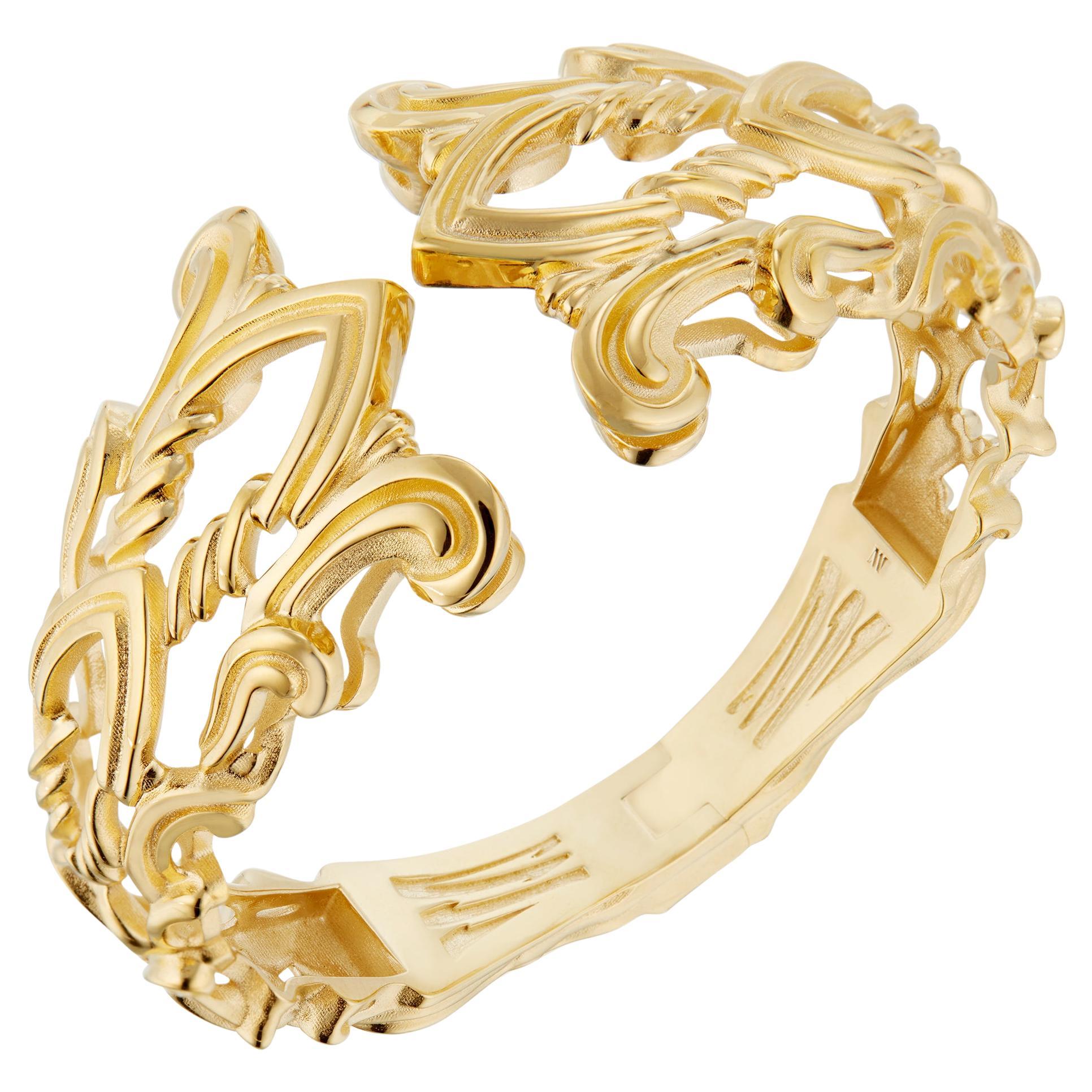 Brazalete brazalete arco gótico de oro amarillo de 18 quilates Micah Antoni en venta