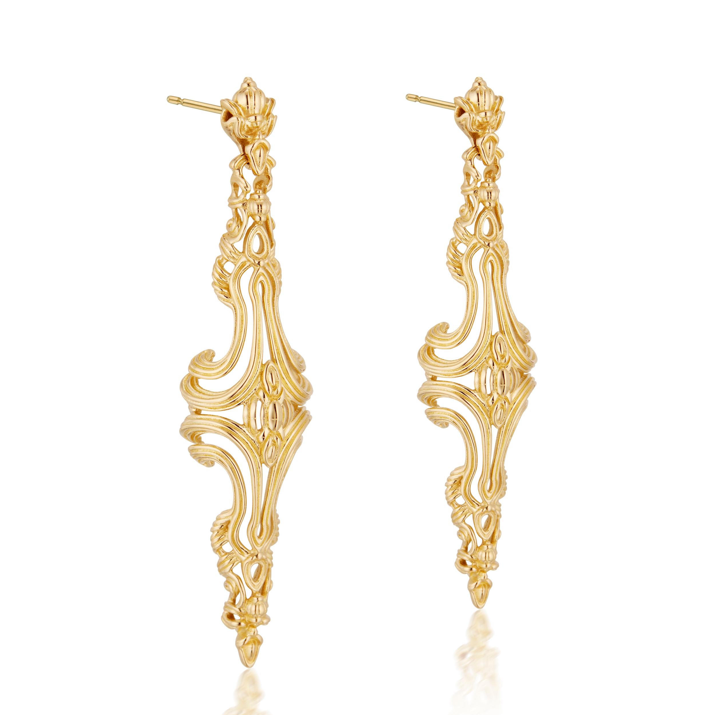 Gli orecchini a goccia in oro giallo 18 carati di Micah Antoni sono un capolavoro di alta gioielleria, che unisce l'arte senza tempo all'eleganza moderna. Gli orecchini pendenti Intricata presentano una silhouette scultorea e tridimensionale